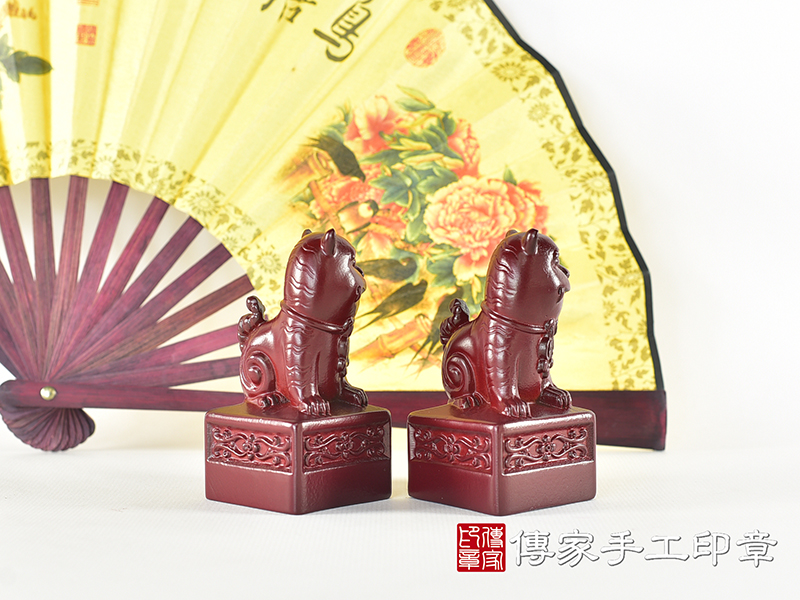 頂級紫檀木上紅漆精雕黑虎將軍廟章:廟章、神明印章(4.6X4.6X高9公分) 9.jpg