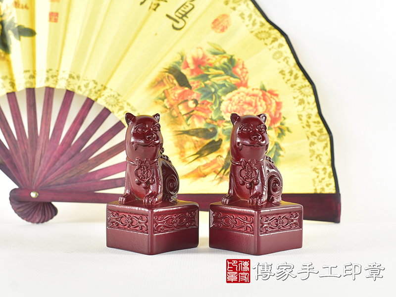 頂級紫檀木上紅漆精雕黑虎將軍廟章:廟章、神明印章(4.6X4.6X高9公分) 10.jpg