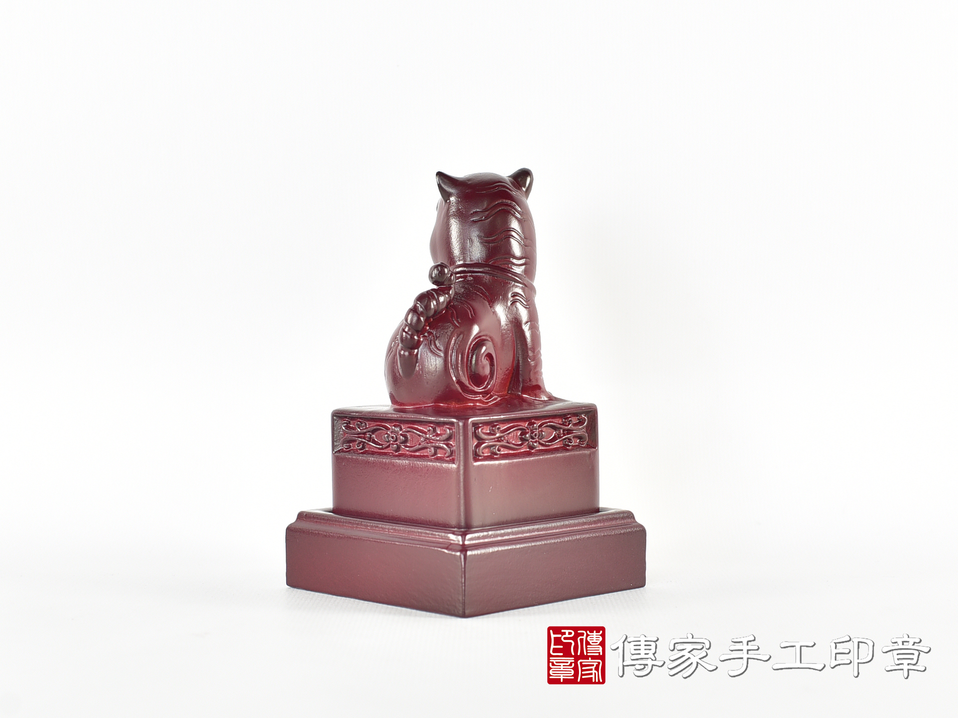 頂級紫檀木上紅漆精雕黑虎將軍廟章:廟章、神明印章(6.6X6.6X高11.9公分) 3.jpg