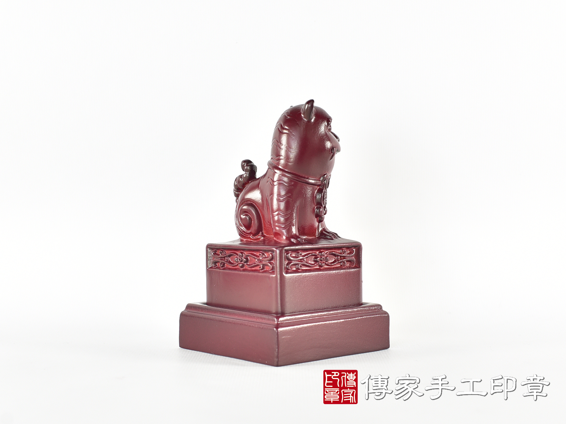 頂級紫檀木上紅漆精雕黑虎將軍廟章:廟章、神明印章(6.6X6.6X高11.9公分) 4.jpg