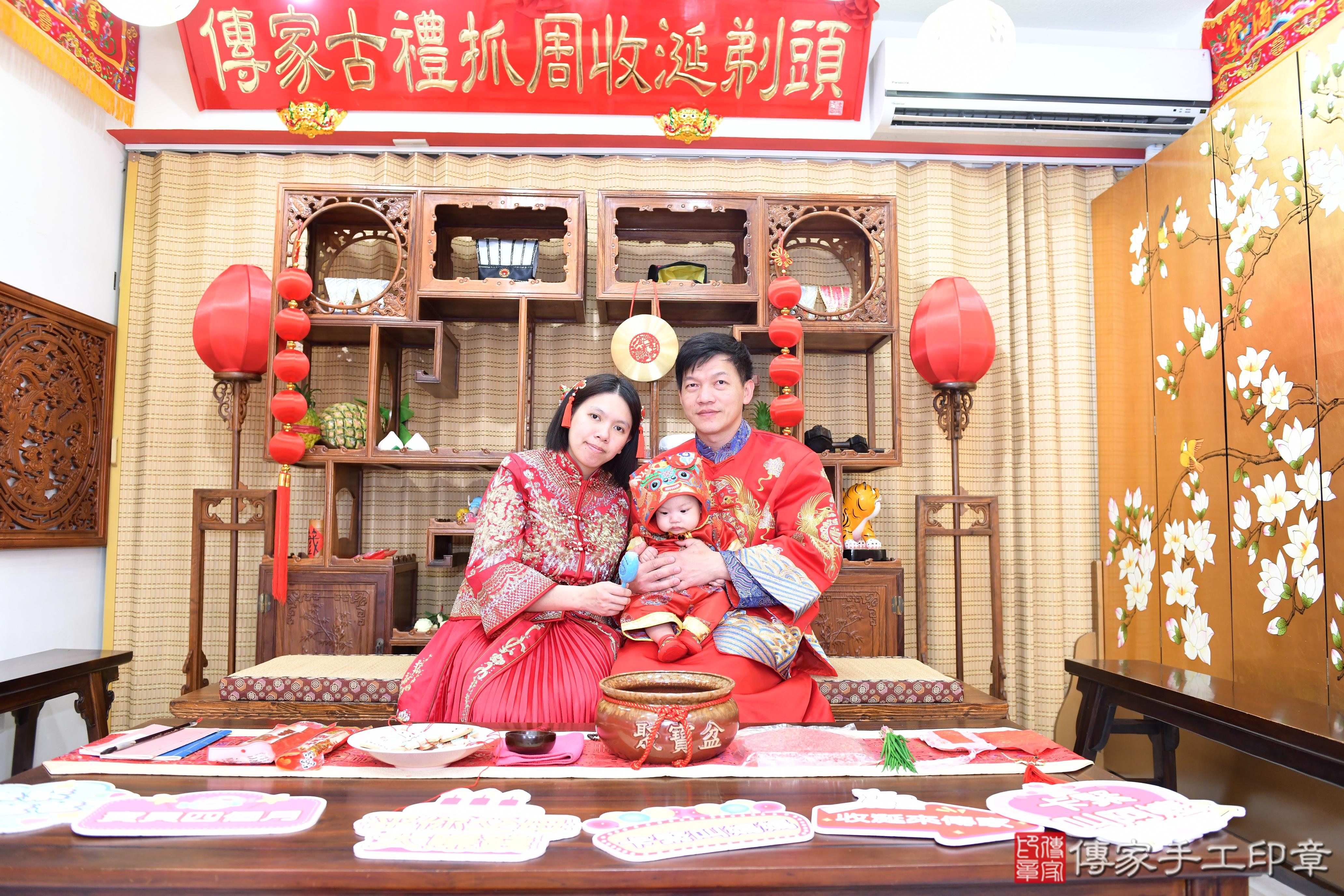 傳家手工印章台南店、抓周、度脺、美式風會場、傳家嬰兒古禮、吉祥話、抓周道具物品24種、拍照。抓周證書。寶寶抓周、滿周歲、生日快樂、祝福