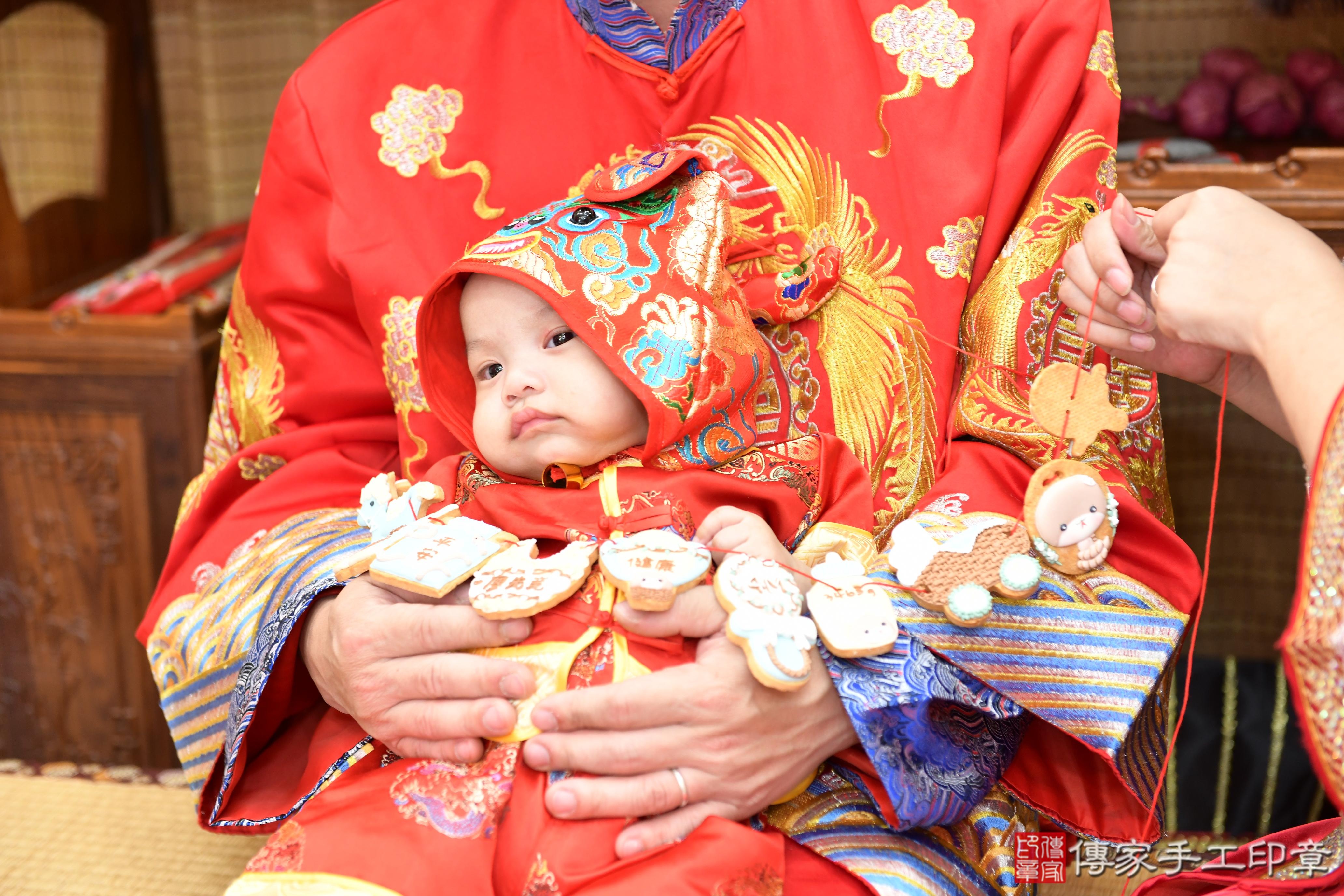 傳家手工印章台南店、抓周、度脺、美式風會場、傳家嬰兒古禮、吉祥話、抓周道具物品24種、拍照。抓周證書。寶寶抓周、滿周歲、生日快樂、祝福