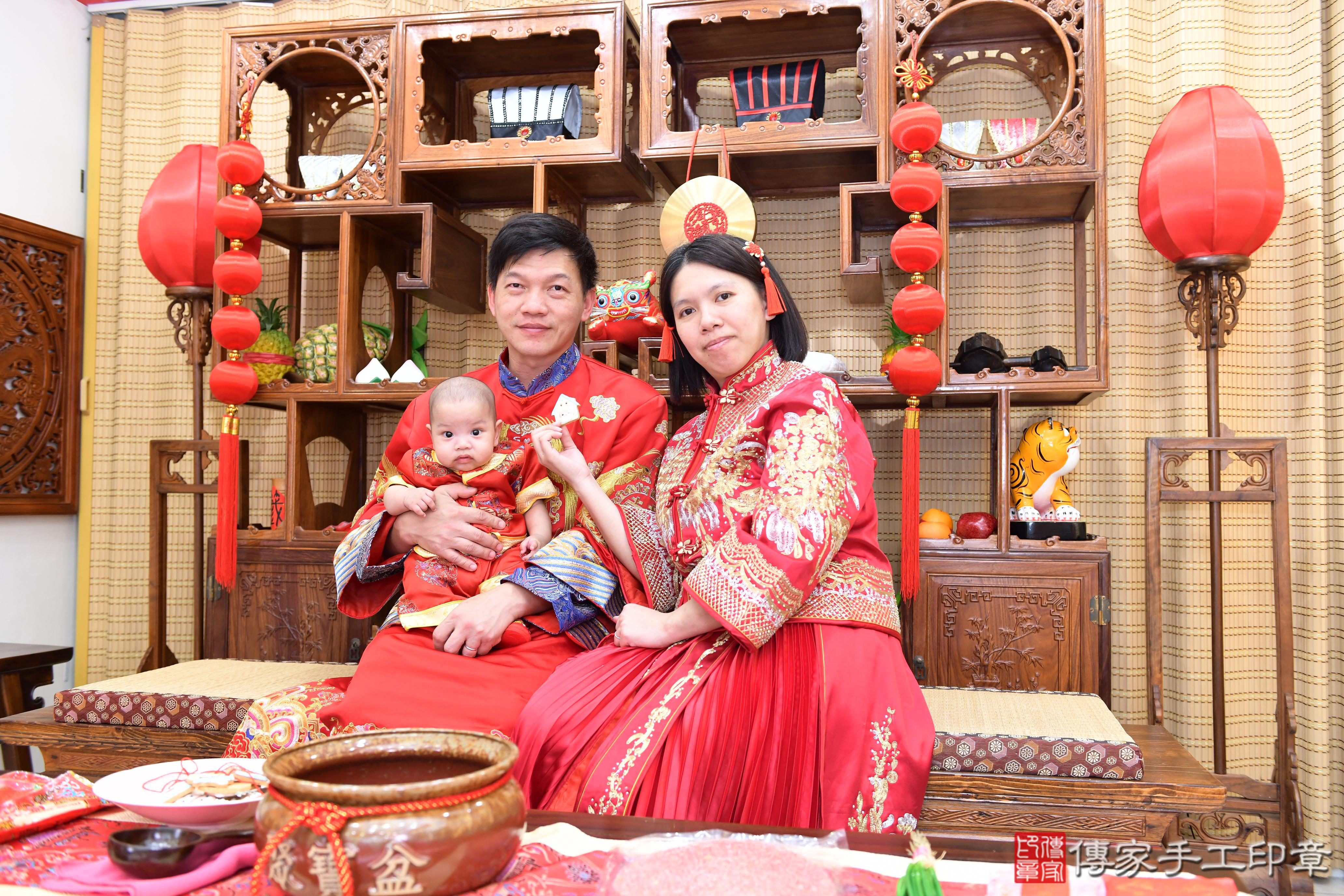 傳家手工印章台南店、抓周、度脺、美式風會場、傳家嬰兒古禮、吉祥話、抓周道具物品24種、拍照。抓周證書。寶寶抓周、滿周歲、生日快樂、祝福