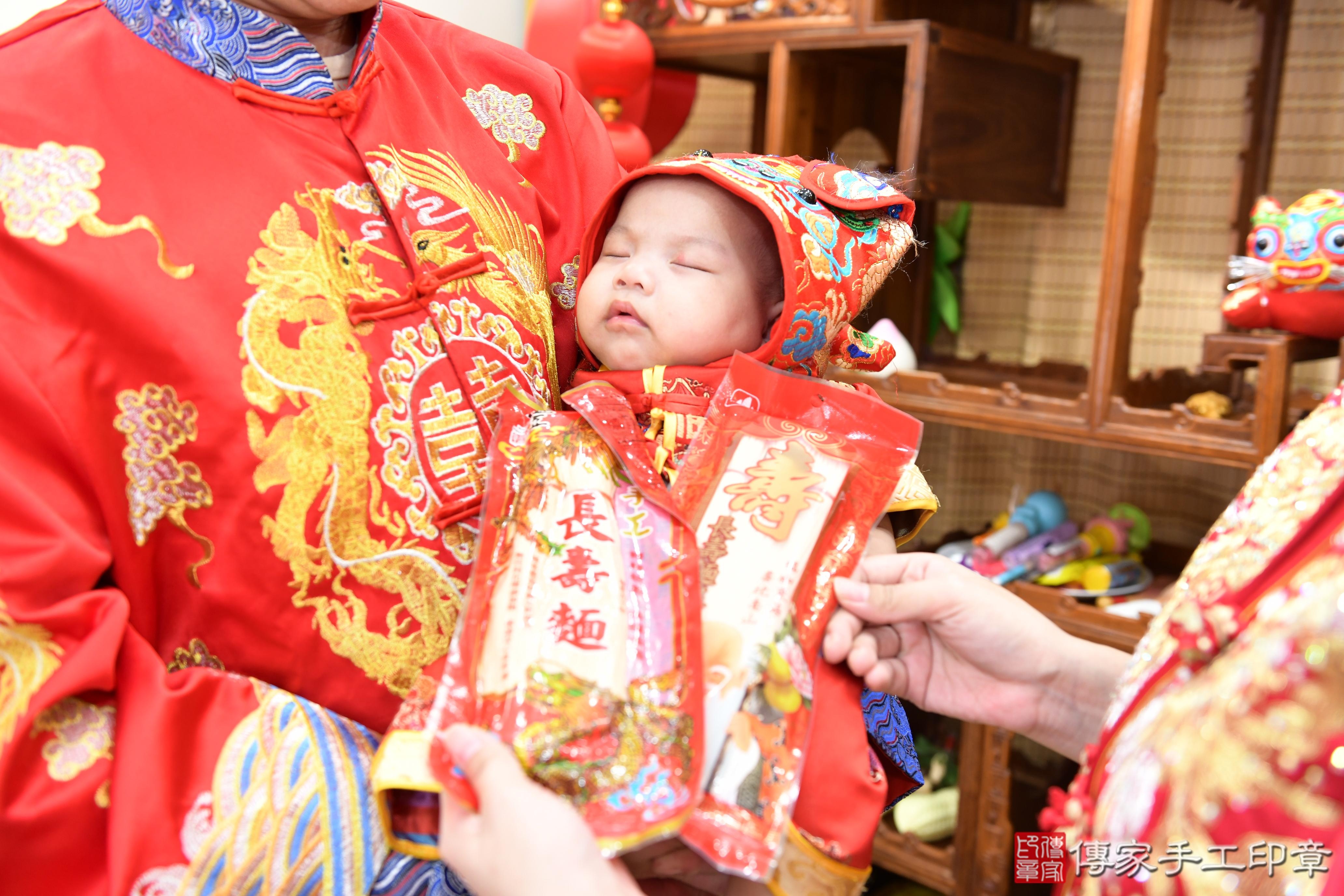 傳家手工印章台南店、抓周、度脺、美式風會場、傳家嬰兒古禮、吉祥話、抓周道具物品24種、拍照。抓周證書。寶寶抓周、滿周歲、生日快樂、祝福