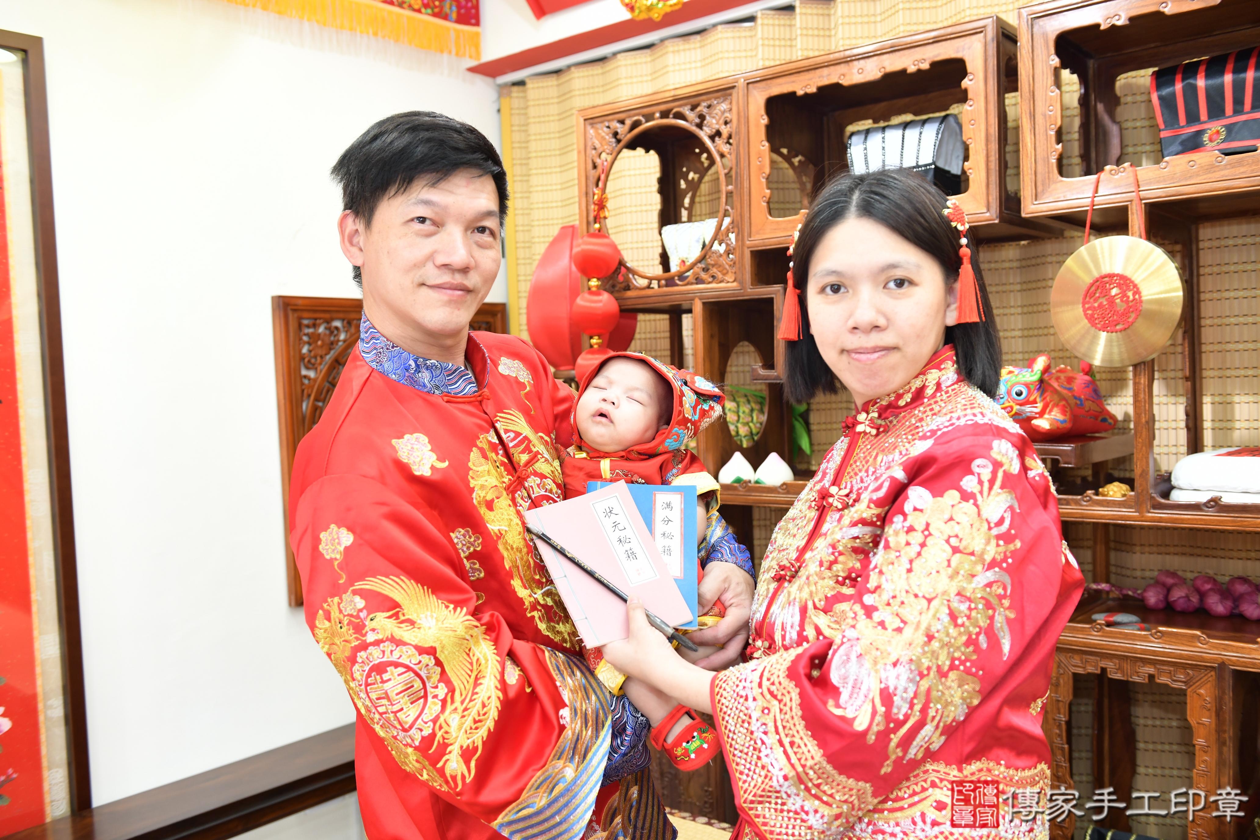 傳家手工印章台南店、抓周、度脺、美式風會場、傳家嬰兒古禮、吉祥話、抓周道具物品24種、拍照。抓周證書。寶寶抓周、滿周歲、生日快樂、祝福