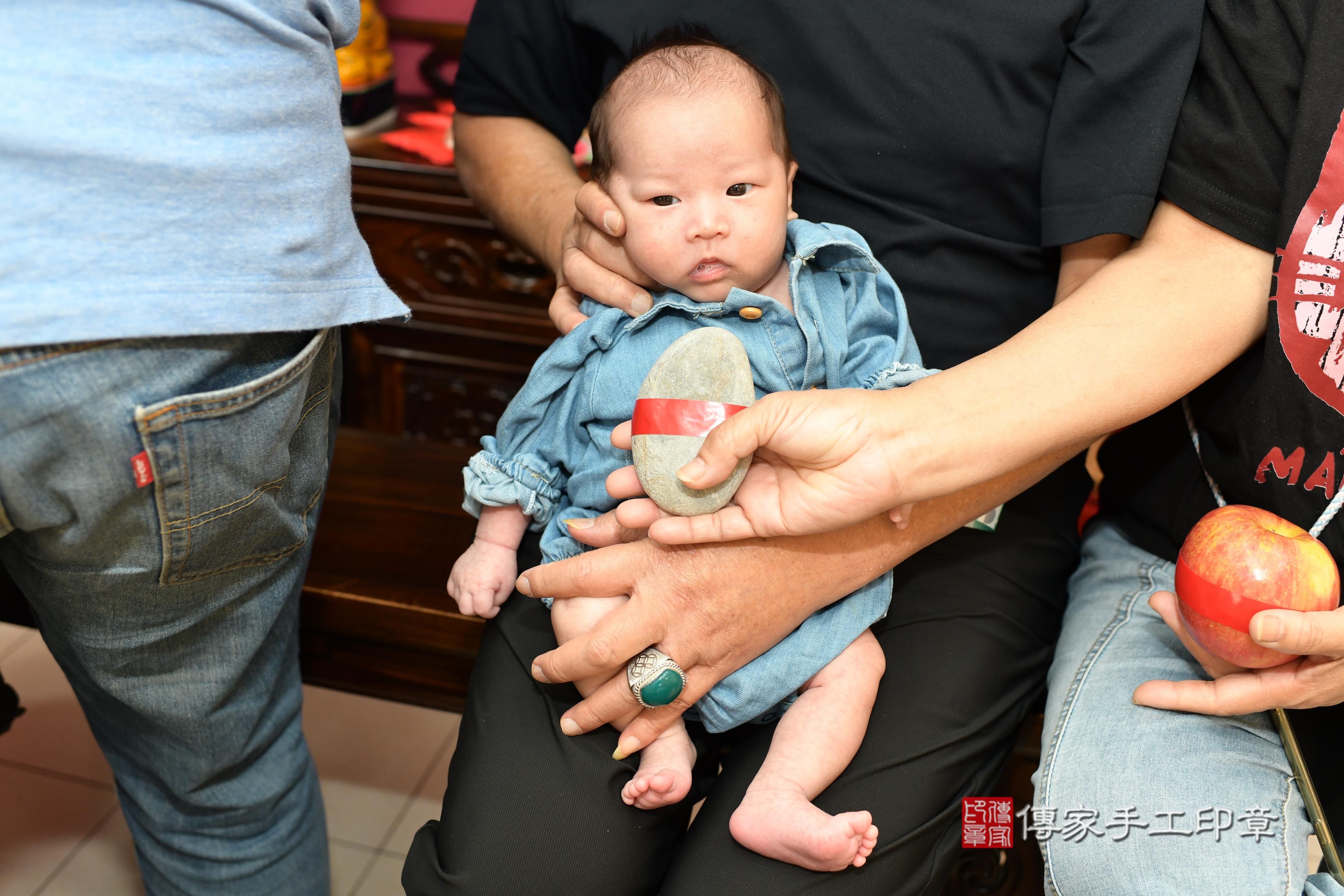 傳家手工印章高雄店、抓周、度脺、美式風會場、傳家嬰兒古禮、吉祥話、抓周道具物品24種、拍照。抓周證書。寶寶抓周、滿周歲、生日快樂、祝福