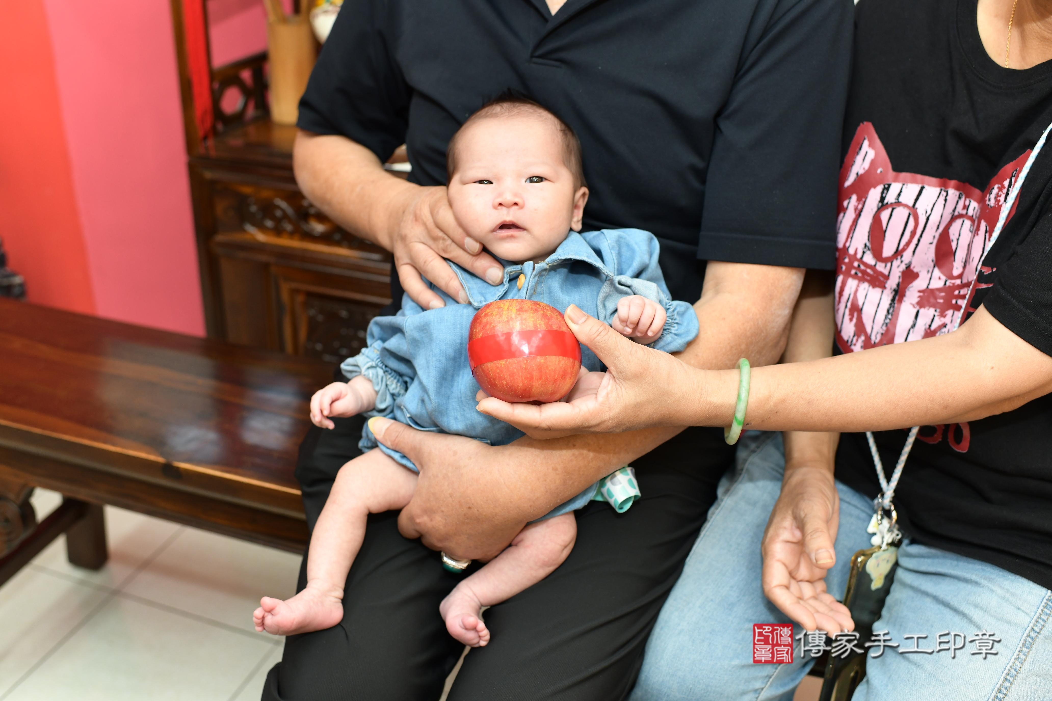 傳家手工印章高雄店、抓周、度脺、美式風會場、傳家嬰兒古禮、吉祥話、抓周道具物品24種、拍照。抓周證書。寶寶抓周、滿周歲、生日快樂、祝福