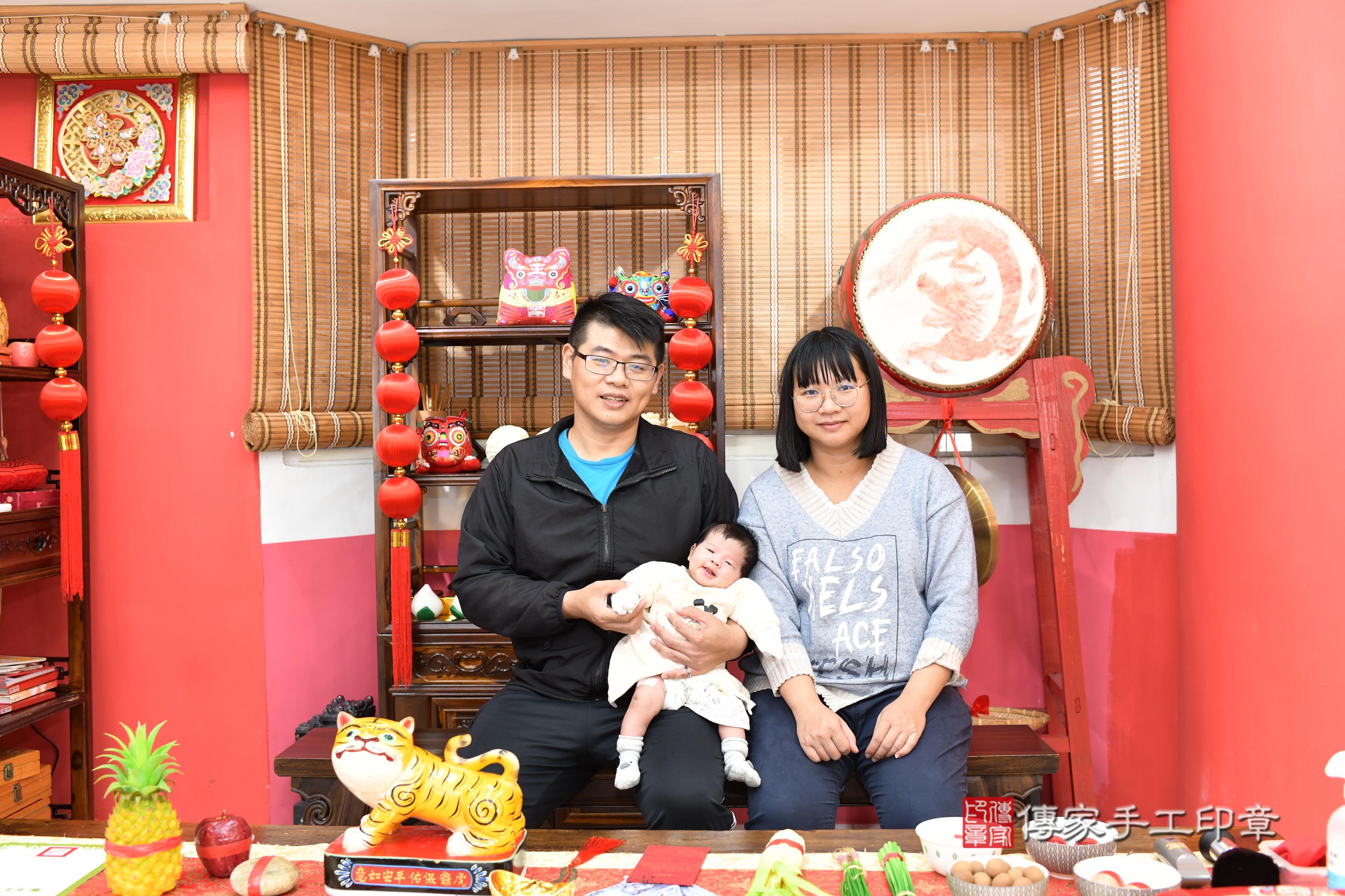 傳家手工印章高雄店、抓周、度脺、美式風會場、傳家嬰兒古禮、吉祥話、抓周道具物品24種、拍照。抓周證書。寶寶抓周、滿周歲、生日快樂、祝福