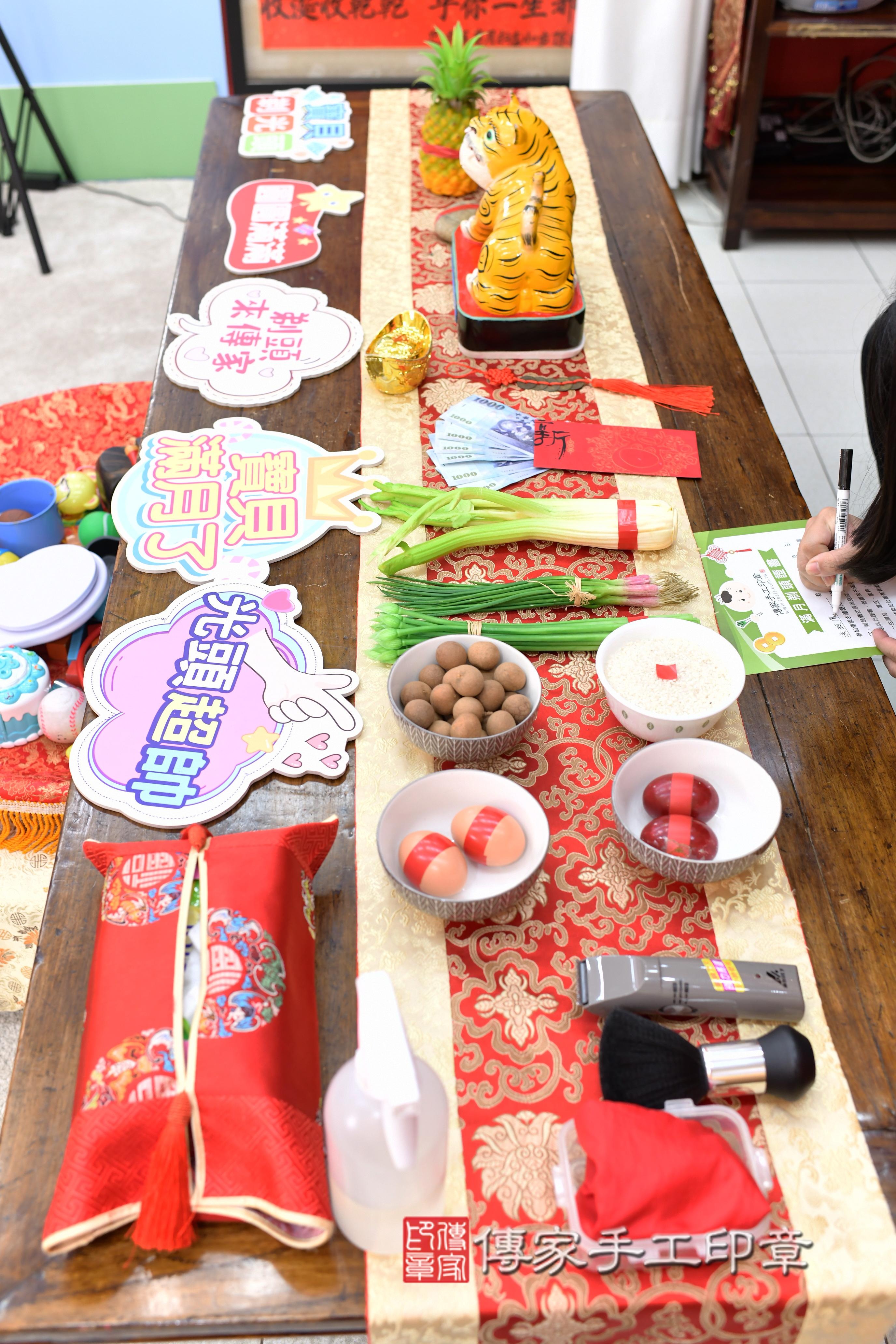 傳家手工印章高雄店、抓周、度脺、美式風會場、傳家嬰兒古禮、吉祥話、抓周道具物品24種、拍照。抓周證書。寶寶抓周、滿周歲、生日快樂、祝福