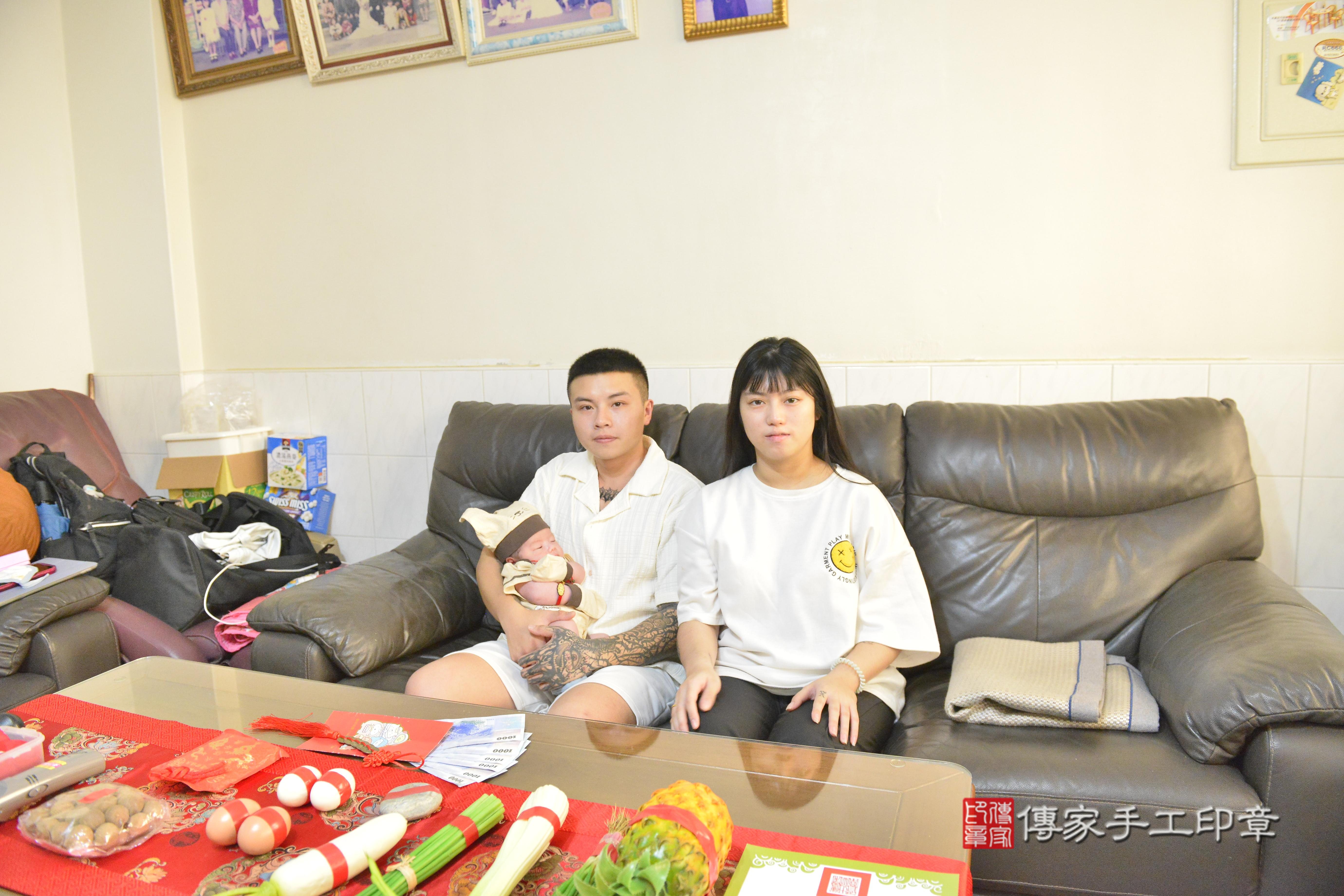 傳家手工印章高雄店、抓周、度脺、美式風會場、傳家嬰兒古禮、吉祥話、抓周道具物品24種、拍照。抓周證書。寶寶抓周、滿周歲、生日快樂、祝福