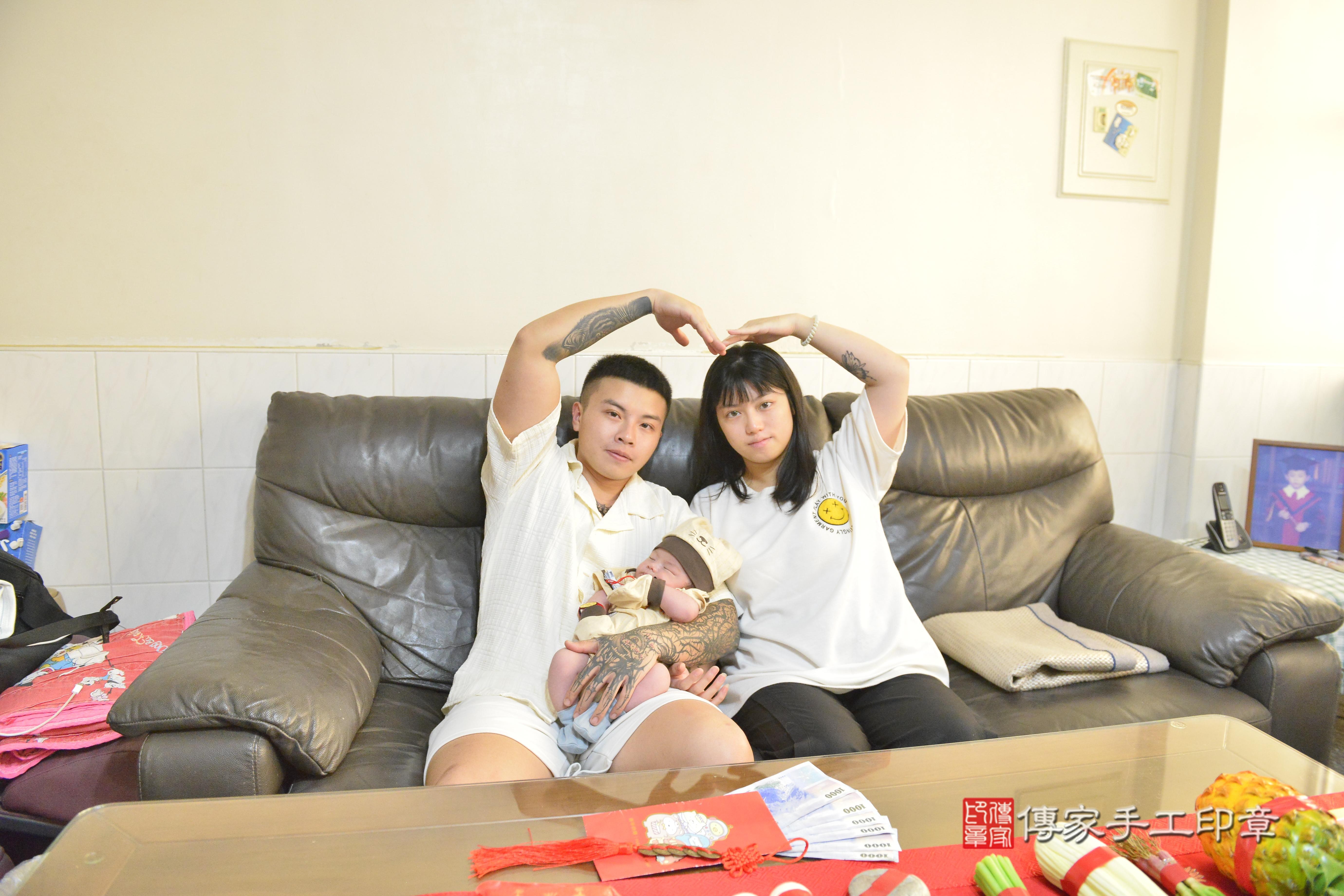 傳家手工印章高雄店、抓周、度脺、美式風會場、傳家嬰兒古禮、吉祥話、抓周道具物品24種、拍照。抓周證書。寶寶抓周、滿周歲、生日快樂、祝福