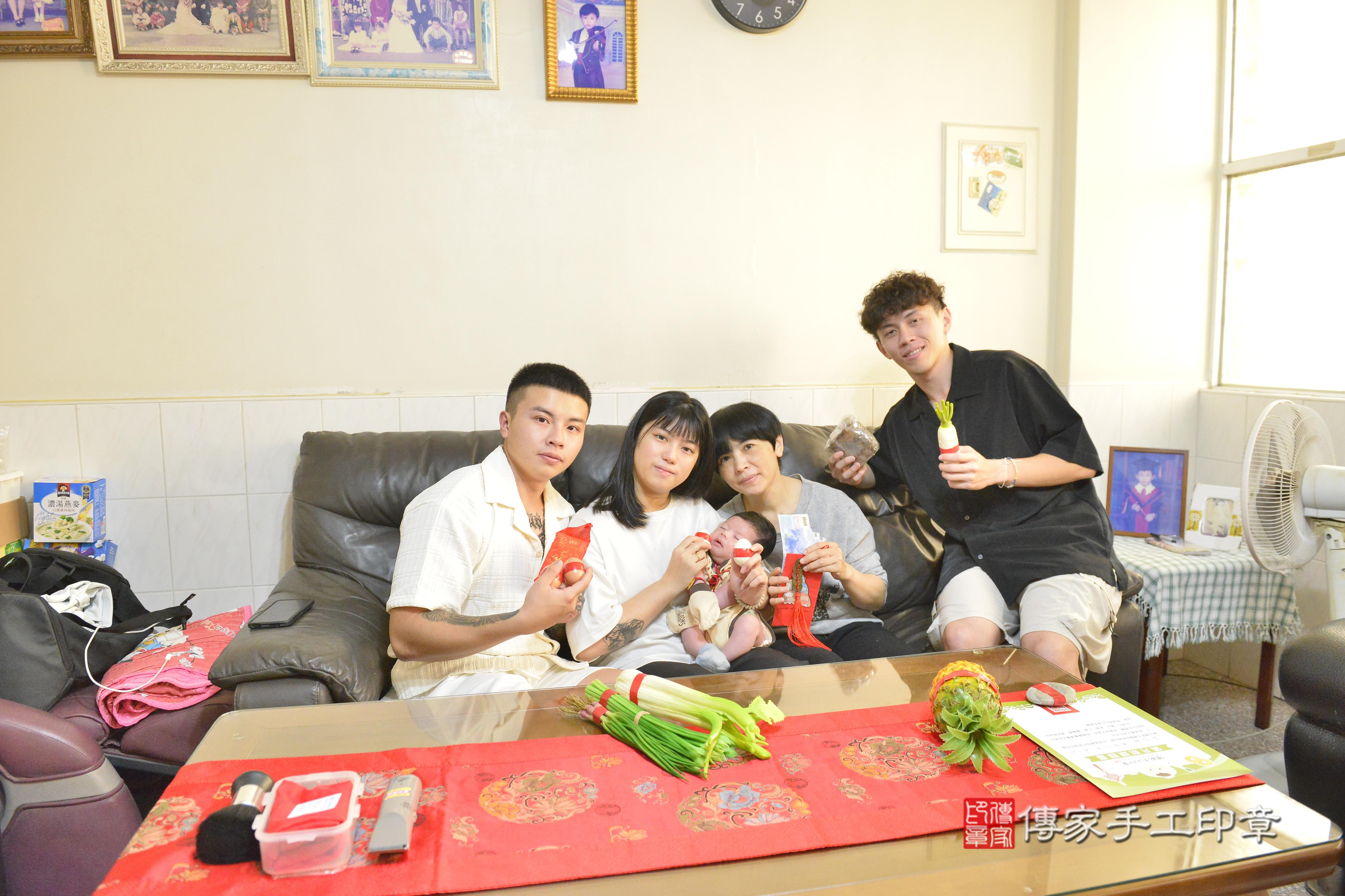 傳家手工印章高雄店、抓周、度脺、美式風會場、傳家嬰兒古禮、吉祥話、抓周道具物品24種、拍照。抓周證書。寶寶抓周、滿周歲、生日快樂、祝福