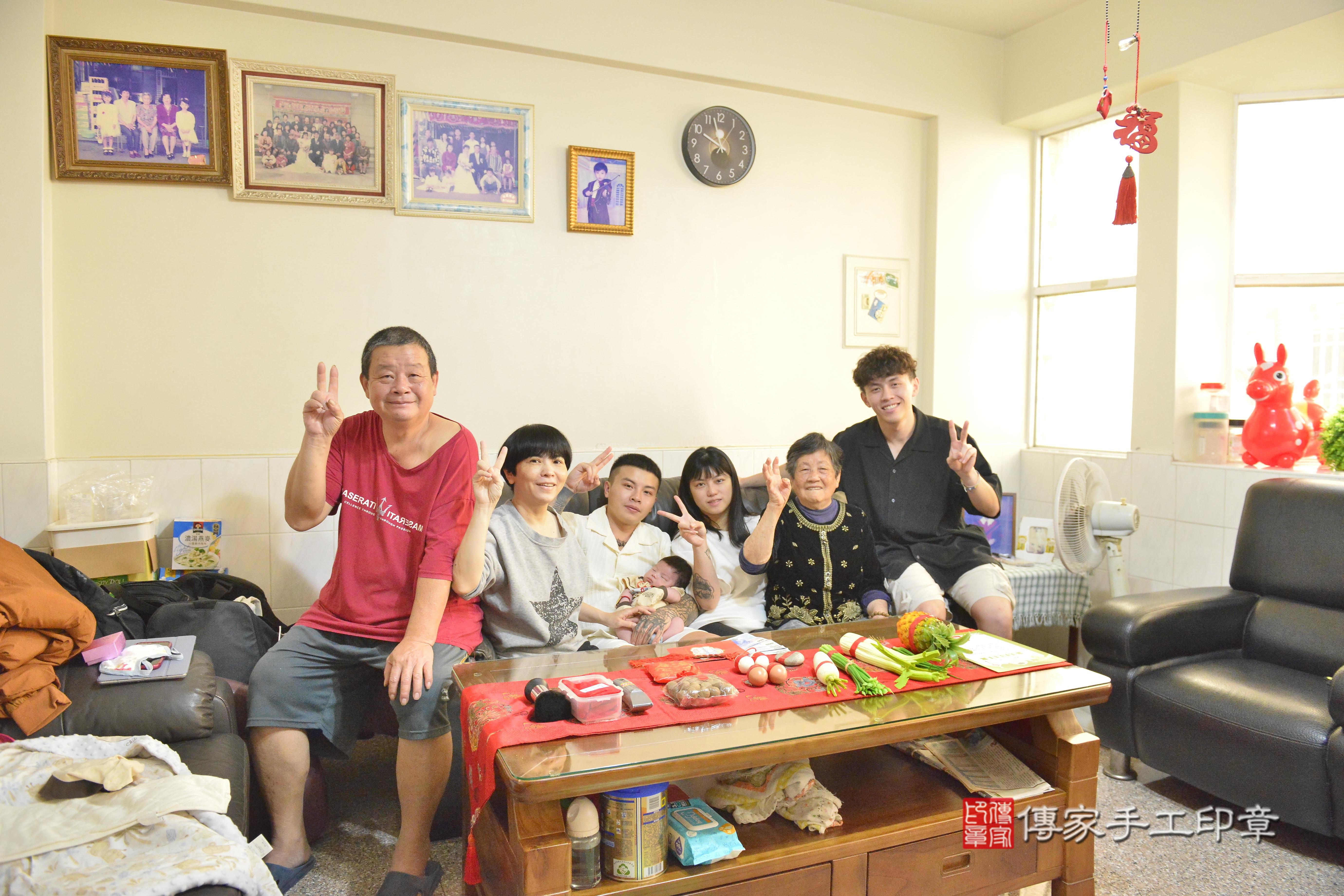 傳家手工印章高雄店、抓周、度脺、美式風會場、傳家嬰兒古禮、吉祥話、抓周道具物品24種、拍照。抓周證書。寶寶抓周、滿周歲、生日快樂、祝福