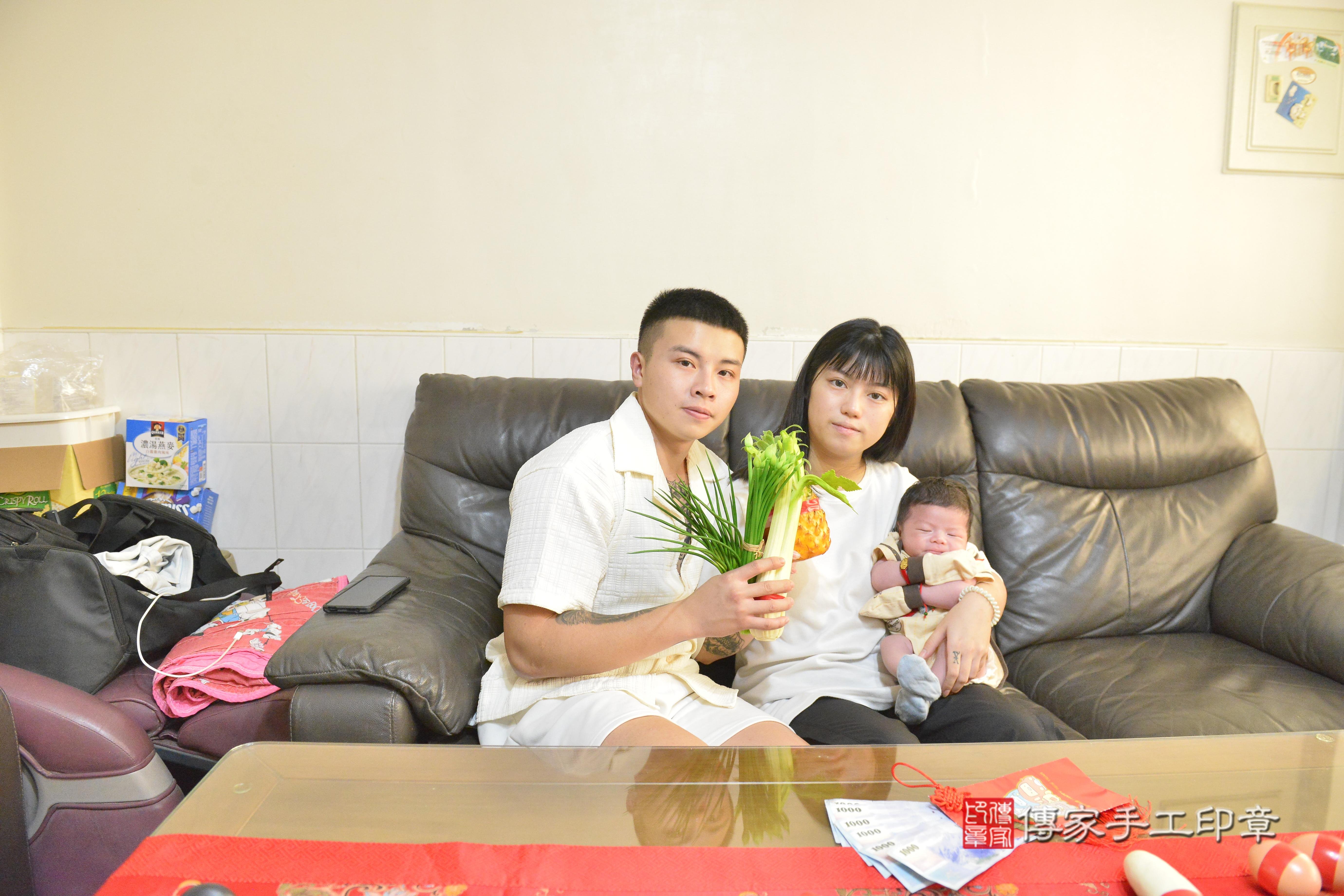 傳家手工印章高雄店、抓周、度脺、美式風會場、傳家嬰兒古禮、吉祥話、抓周道具物品24種、拍照。抓周證書。寶寶抓周、滿周歲、生日快樂、祝福