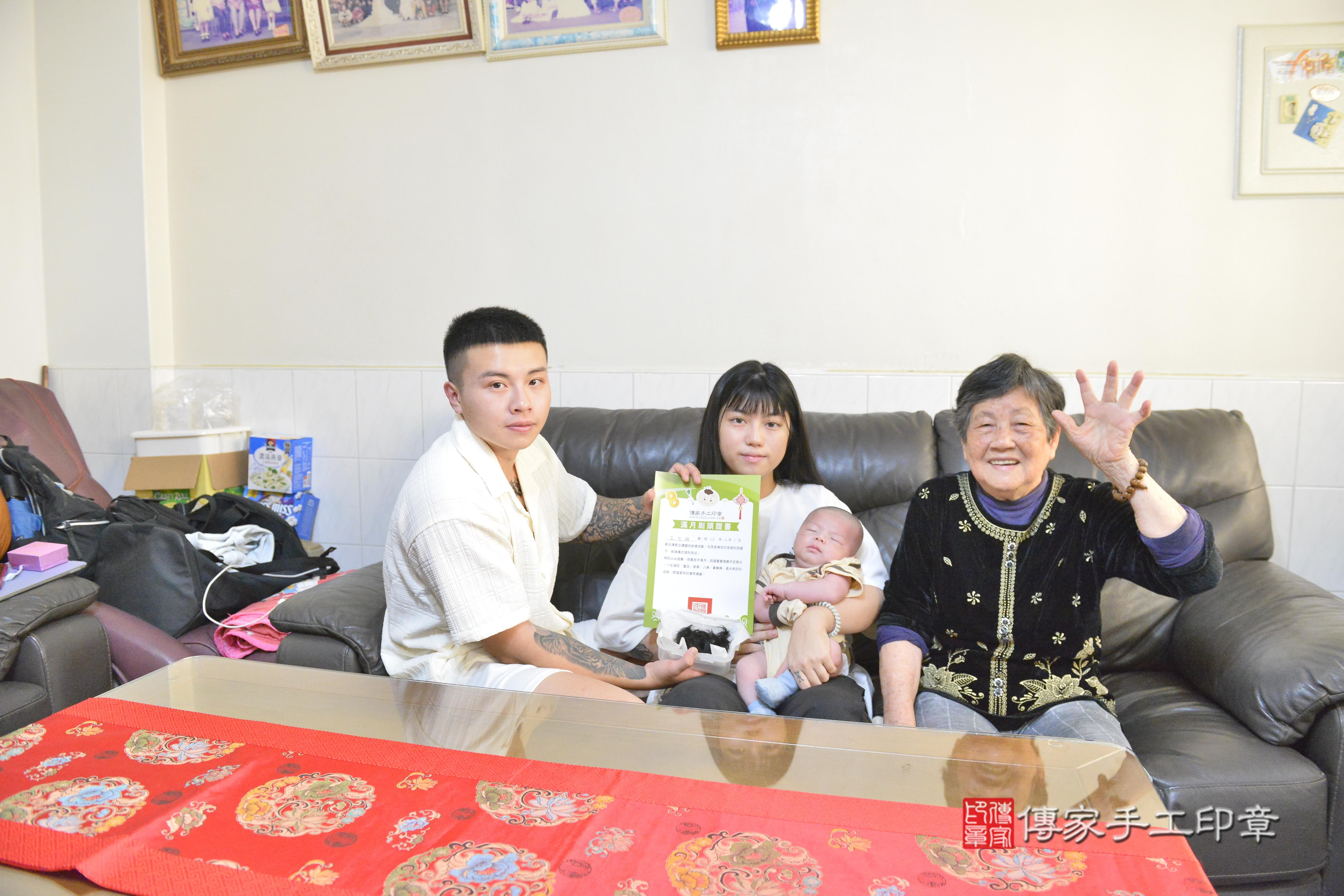 傳家手工印章高雄店、抓周、度脺、美式風會場、傳家嬰兒古禮、吉祥話、抓周道具物品24種、拍照。抓周證書。寶寶抓周、滿周歲、生日快樂、祝福