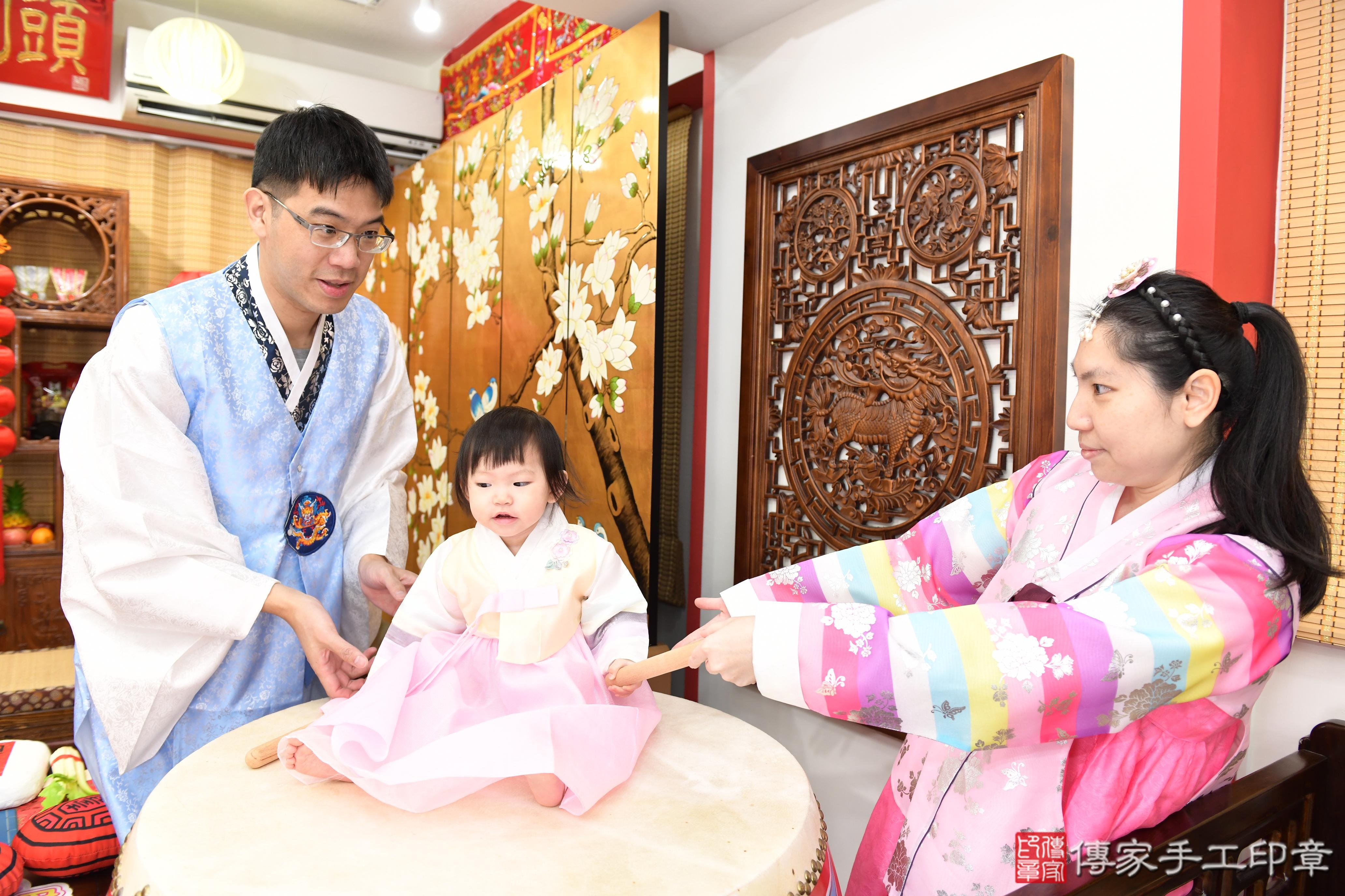 傳家手工印章台南店、抓周、度脺、美式風會場、傳家嬰兒古禮、吉祥話、抓周道具物品24種、拍照。抓周證書。寶寶抓周、滿周歲、生日快樂、祝福 傳家手工印章台南店、抓周、度脺、美式風會場、傳家嬰兒古禮、吉祥話、抓周道具物品24種、拍照。抓周證書。寶寶抓周、滿周歲、生日快樂、祝福