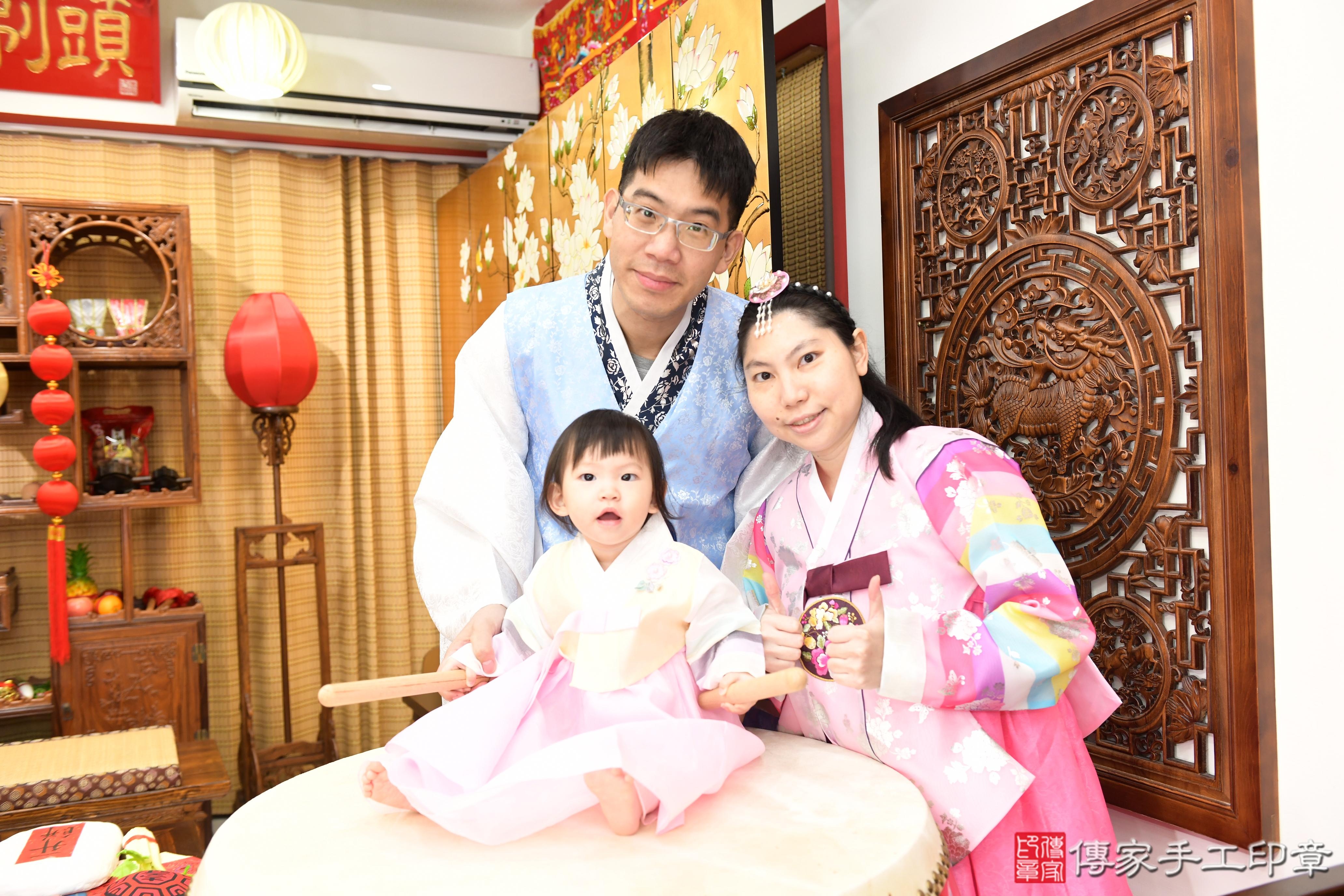 傳家手工印章台南店、抓周、度脺、美式風會場、傳家嬰兒古禮、吉祥話、抓周道具物品24種、拍照。抓周證書。寶寶抓周、滿周歲、生日快樂、祝福 傳家手工印章台南店、抓周、度脺、美式風會場、傳家嬰兒古禮、吉祥話、抓周道具物品24種、拍照。抓周證書。寶寶抓周、滿周歲、生日快樂、祝福