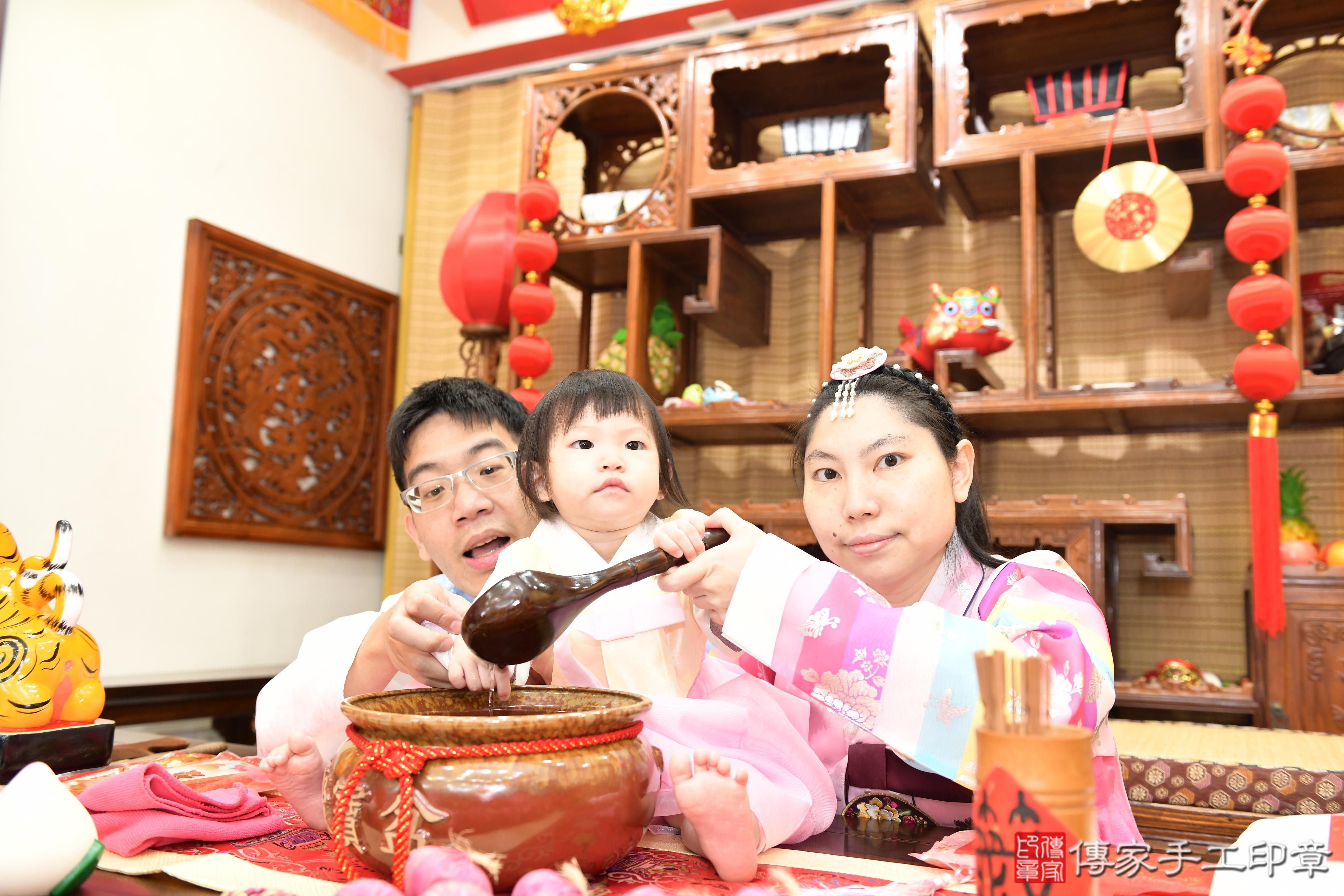 傳家手工印章台南店、抓周、度脺、美式風會場、傳家嬰兒古禮、吉祥話、抓周道具物品24種、拍照。抓周證書。寶寶抓周、滿周歲、生日快樂、祝福 傳家手工印章台南店、抓周、度脺、美式風會場、傳家嬰兒古禮、吉祥話、抓周道具物品24種、拍照。抓周證書。寶寶抓周、滿周歲、生日快樂、祝福