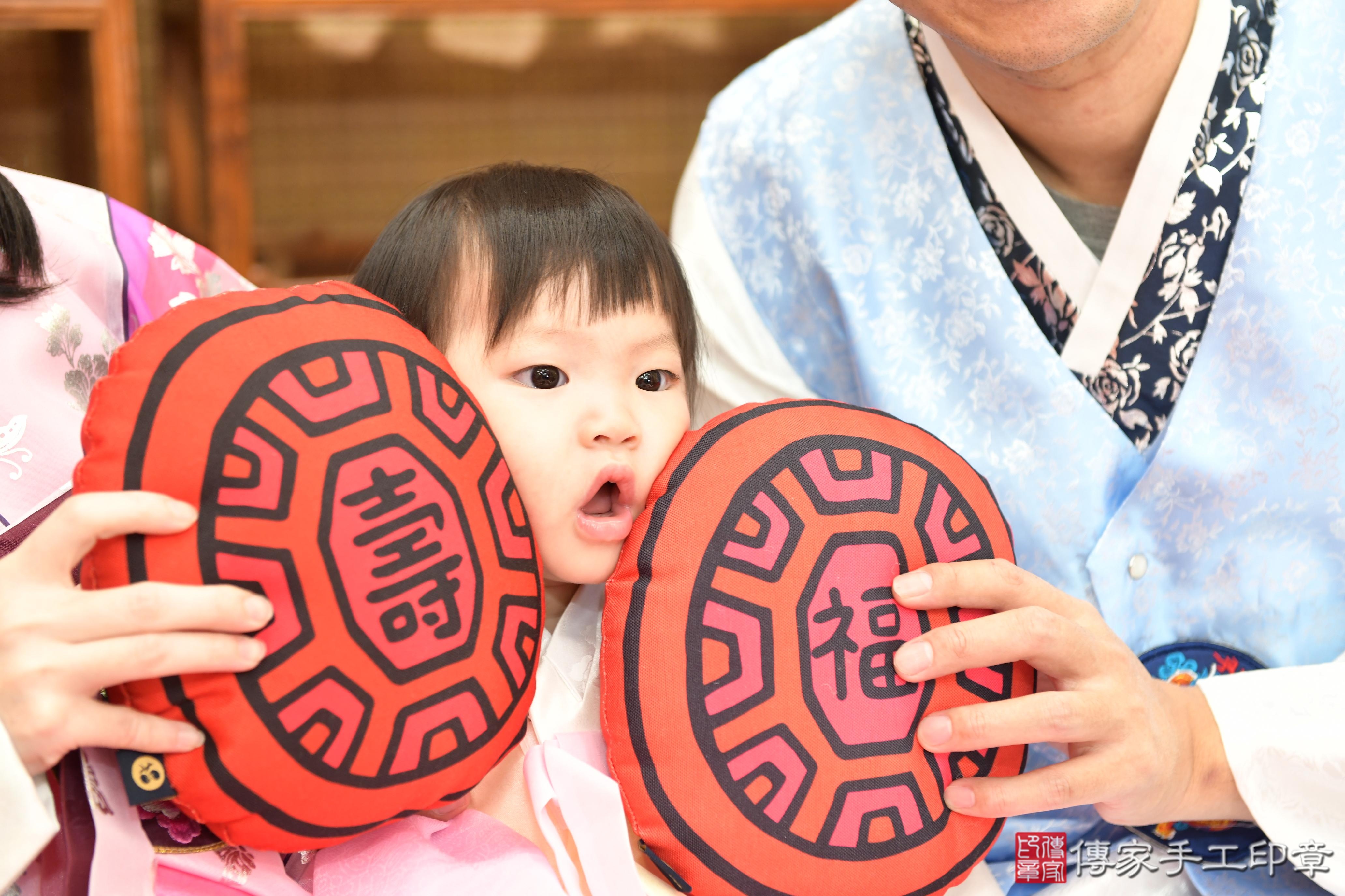 傳家手工印章台南店、抓周、度脺、美式風會場、傳家嬰兒古禮、吉祥話、抓周道具物品24種、拍照。抓周證書。寶寶抓周、滿周歲、生日快樂、祝福 傳家手工印章台南店、抓周、度脺、美式風會場、傳家嬰兒古禮、吉祥話、抓周道具物品24種、拍照。抓周證書。寶寶抓周、滿周歲、生日快樂、祝福