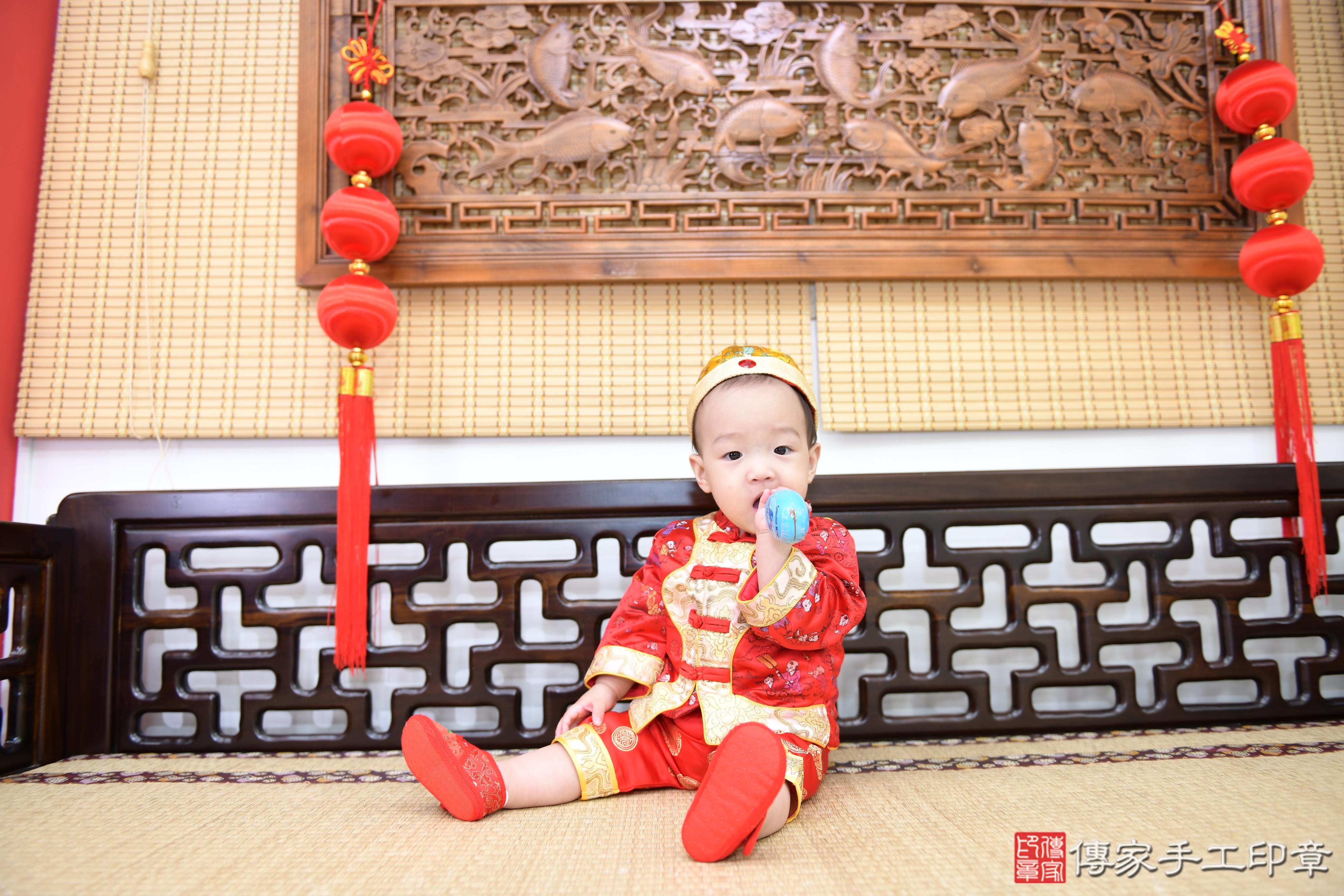 傳家手工印章台南店、抓周、度脺、美式風會場、傳家嬰兒古禮、吉祥話、抓周道具物品24種、拍照。抓周證書。寶寶抓周、滿周歲、生日快樂、祝福 傳家手工印章台南店、抓周、度脺、美式風會場、傳家嬰兒古禮、吉祥話、抓周道具物品24種、拍照。抓周證書。寶寶抓周、滿周歲、生日快樂、祝福