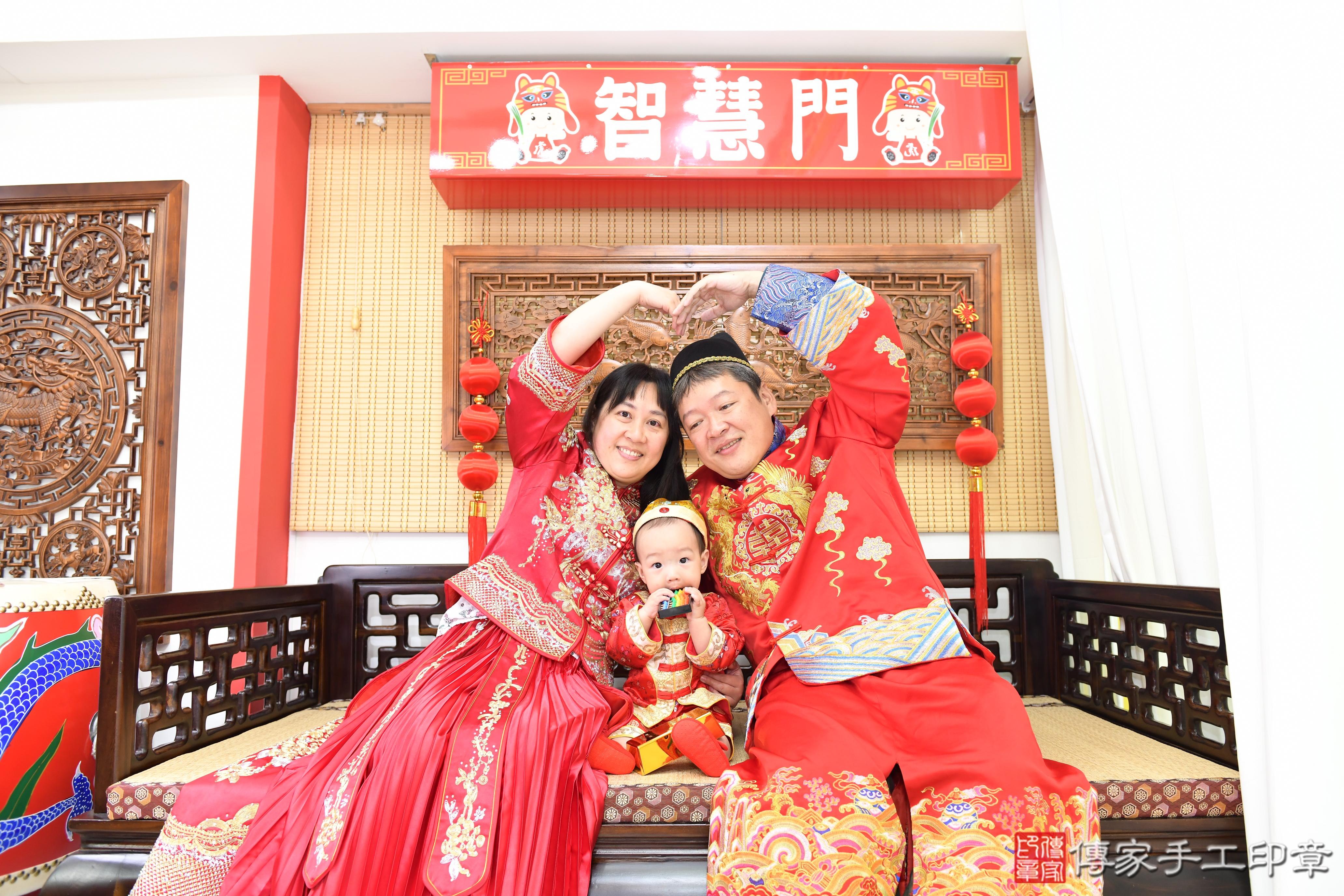 傳家手工印章台南店、抓周、度脺、美式風會場、傳家嬰兒古禮、吉祥話、抓周道具物品24種、拍照。抓周證書。寶寶抓周、滿周歲、生日快樂、祝福 傳家手工印章台南店、抓周、度脺、美式風會場、傳家嬰兒古禮、吉祥話、抓周道具物品24種、拍照。抓周證書。寶寶抓周、滿周歲、生日快樂、祝福