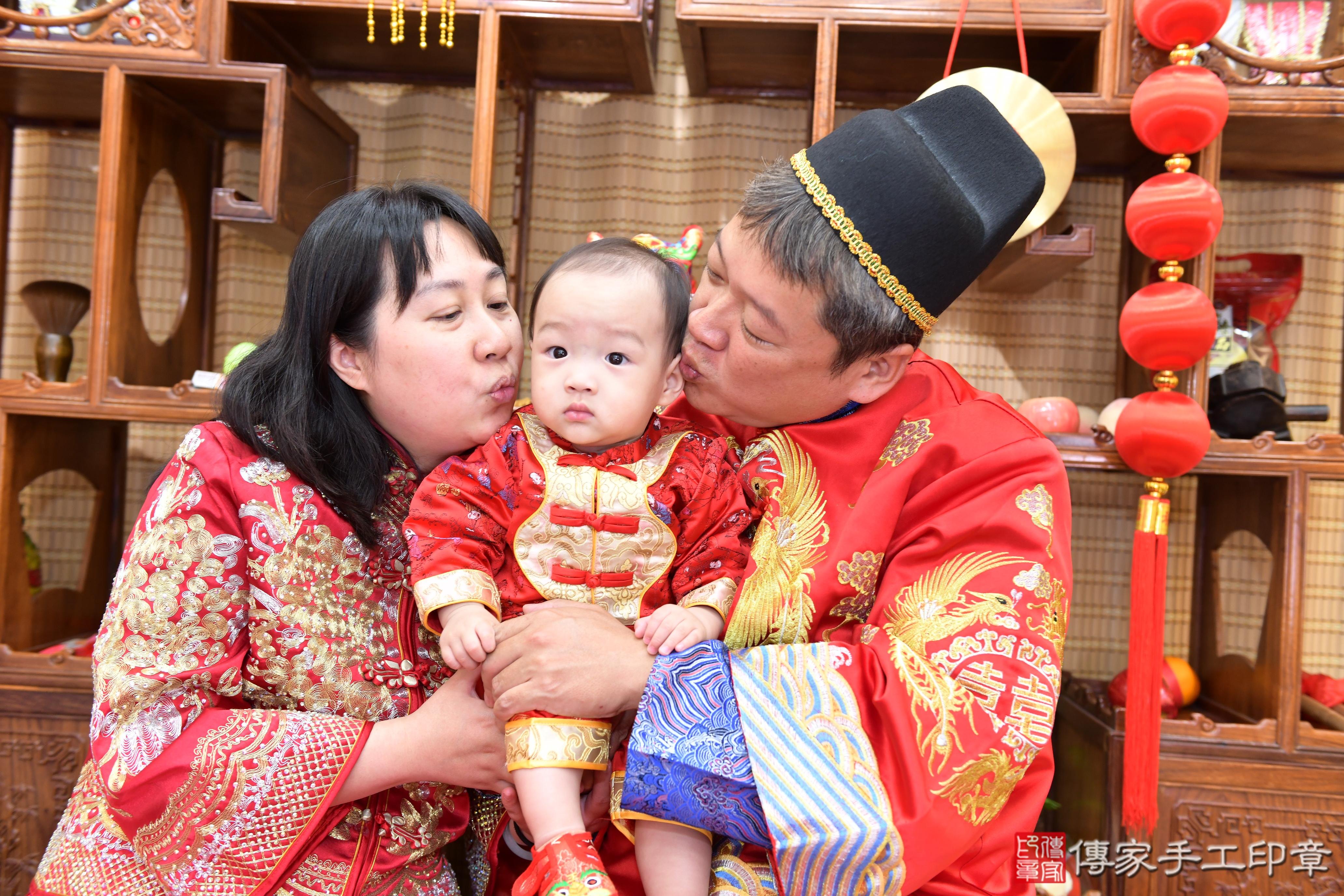 傳家手工印章台南店、抓周、度脺、美式風會場、傳家嬰兒古禮、吉祥話、抓周道具物品24種、拍照。抓周證書。寶寶抓周、滿周歲、生日快樂、祝福 傳家手工印章台南店、抓周、度脺、美式風會場、傳家嬰兒古禮、吉祥話、抓周道具物品24種、拍照。抓周證書。寶寶抓周、滿周歲、生日快樂、祝福