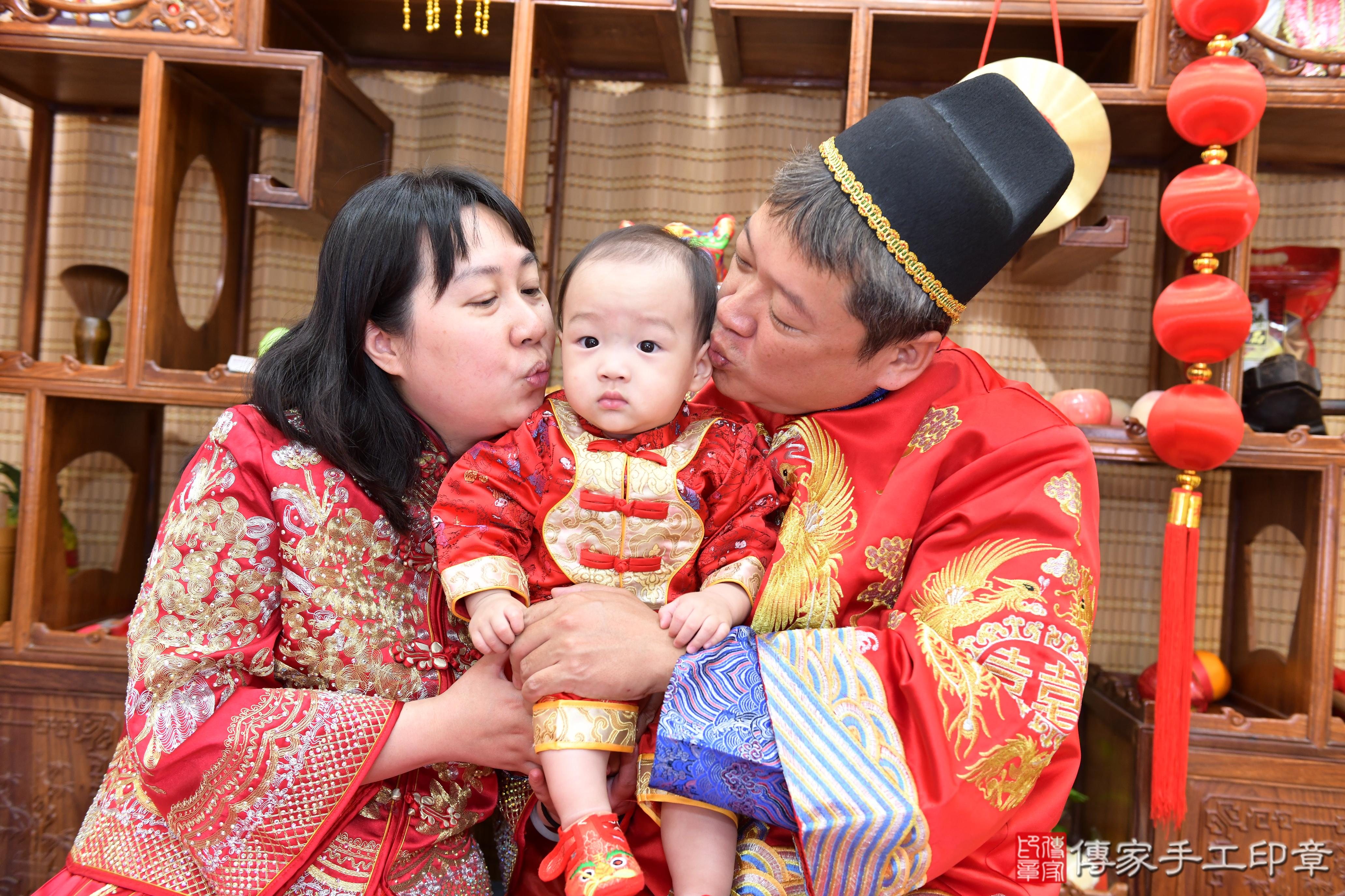 傳家手工印章台南店、抓周、度脺、美式風會場、傳家嬰兒古禮、吉祥話、抓周道具物品24種、拍照。抓周證書。寶寶抓周、滿周歲、生日快樂、祝福 傳家手工印章台南店、抓周、度脺、美式風會場、傳家嬰兒古禮、吉祥話、抓周道具物品24種、拍照。抓周證書。寶寶抓周、滿周歲、生日快樂、祝福