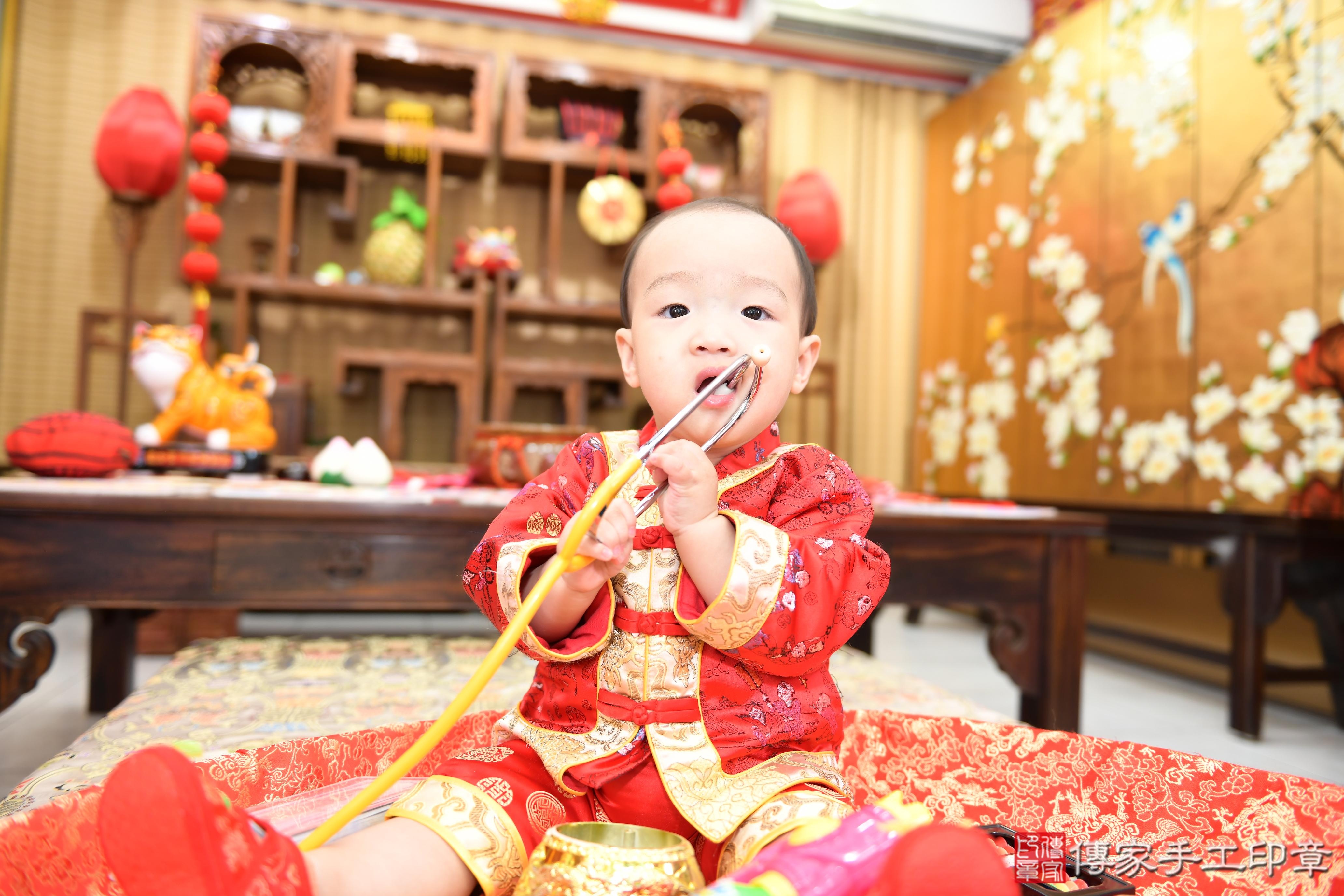 傳家手工印章台南店、抓周、度脺、美式風會場、傳家嬰兒古禮、吉祥話、抓周道具物品24種、拍照。抓周證書。寶寶抓周、滿周歲、生日快樂、祝福 傳家手工印章台南店、抓周、度脺、美式風會場、傳家嬰兒古禮、吉祥話、抓周道具物品24種、拍照。抓周證書。寶寶抓周、滿周歲、生日快樂、祝福