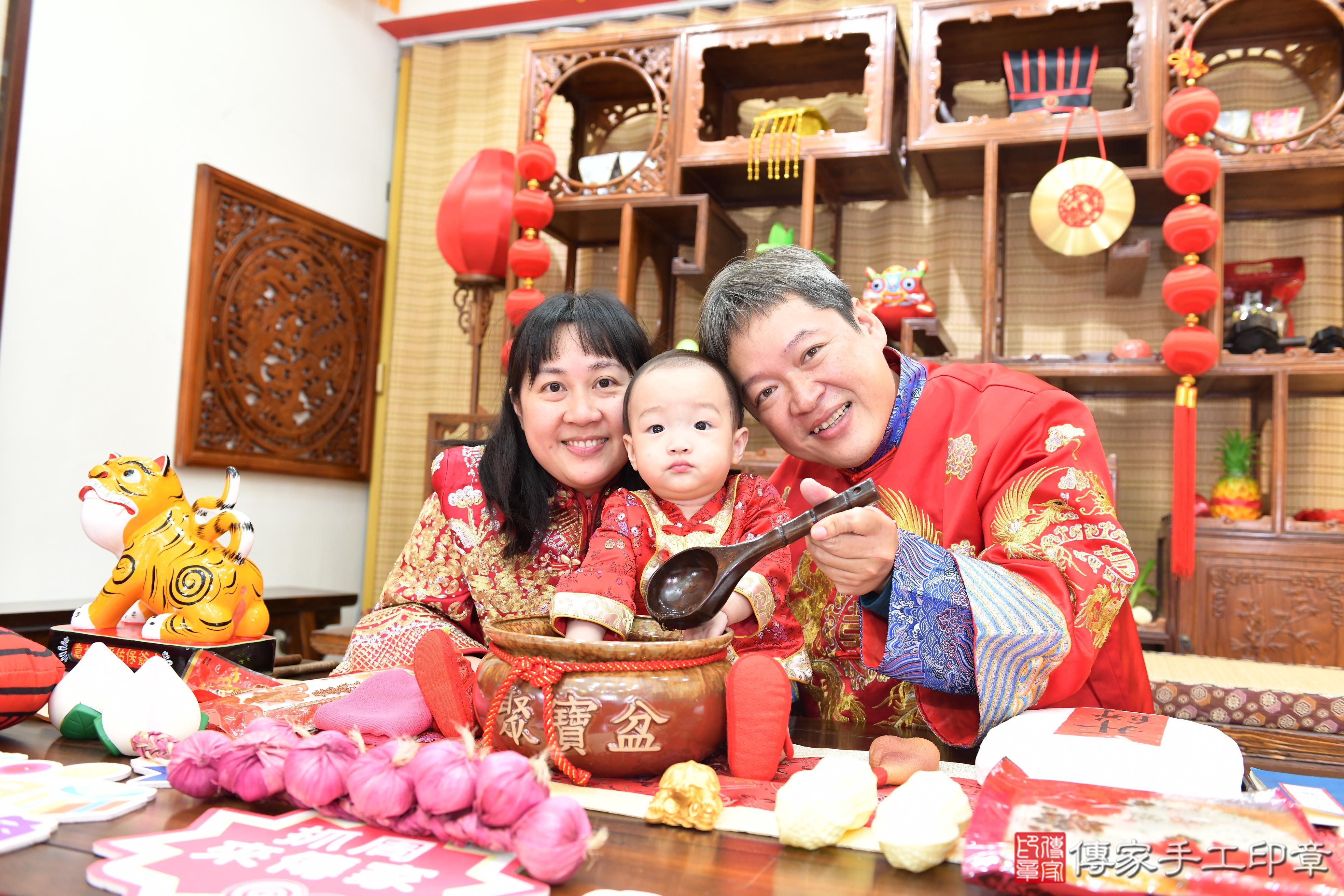 傳家手工印章台南店、抓周、度脺、美式風會場、傳家嬰兒古禮、吉祥話、抓周道具物品24種、拍照。抓周證書。寶寶抓周、滿周歲、生日快樂、祝福 傳家手工印章台南店、抓周、度脺、美式風會場、傳家嬰兒古禮、吉祥話、抓周道具物品24種、拍照。抓周證書。寶寶抓周、滿周歲、生日快樂、祝福