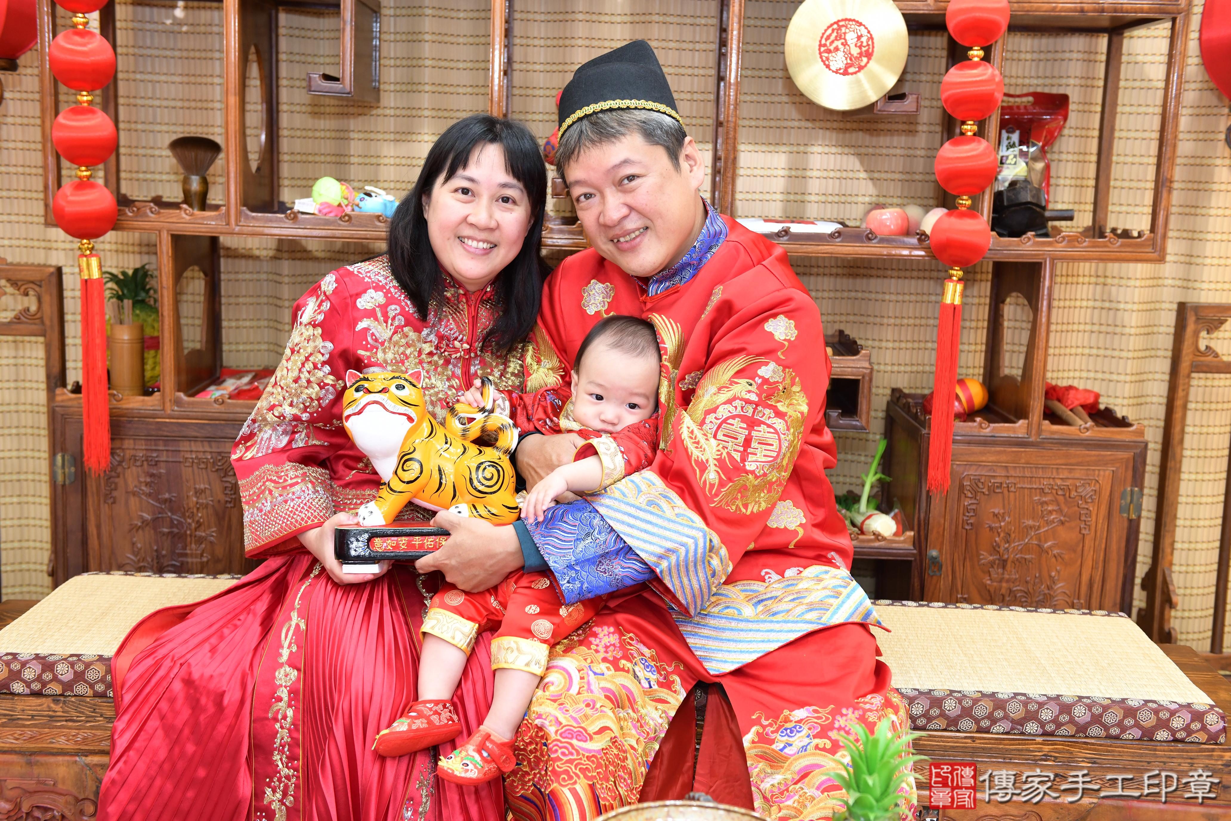 傳家手工印章台南店、抓周、度脺、美式風會場、傳家嬰兒古禮、吉祥話、抓周道具物品24種、拍照。抓周證書。寶寶抓周、滿周歲、生日快樂、祝福 傳家手工印章台南店、抓周、度脺、美式風會場、傳家嬰兒古禮、吉祥話、抓周道具物品24種、拍照。抓周證書。寶寶抓周、滿周歲、生日快樂、祝福