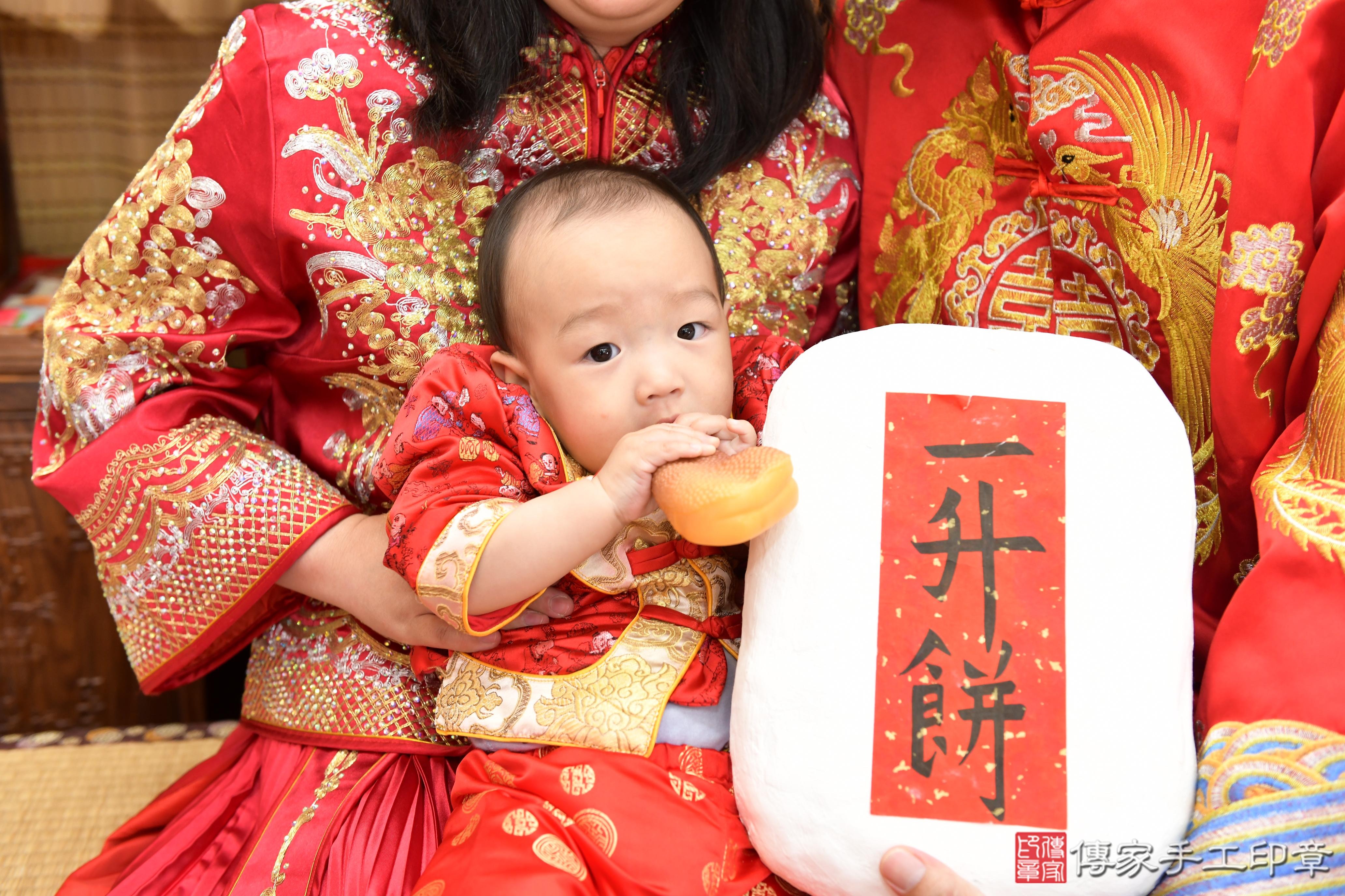 傳家手工印章台南店、抓周、度脺、美式風會場、傳家嬰兒古禮、吉祥話、抓周道具物品24種、拍照。抓周證書。寶寶抓周、滿周歲、生日快樂、祝福 傳家手工印章台南店、抓周、度脺、美式風會場、傳家嬰兒古禮、吉祥話、抓周道具物品24種、拍照。抓周證書。寶寶抓周、滿周歲、生日快樂、祝福