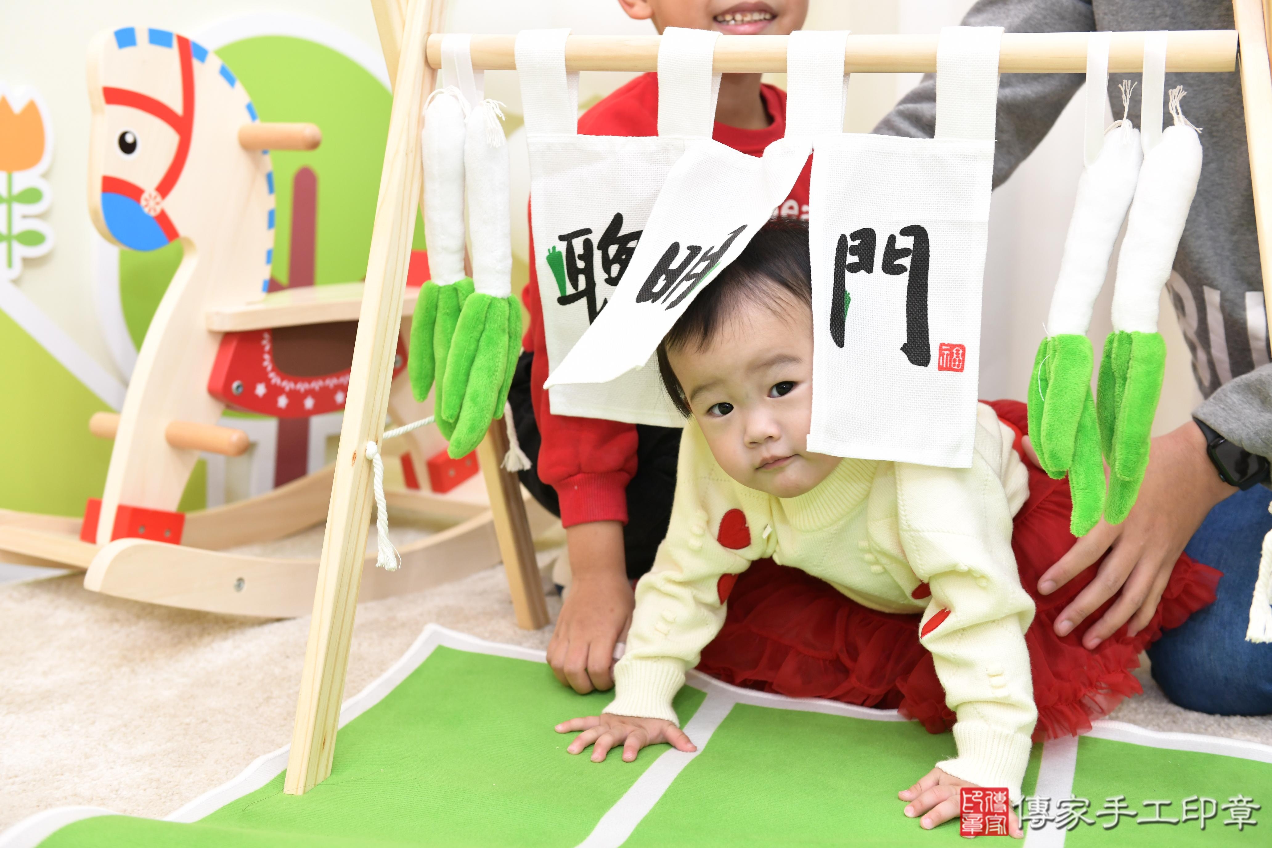 傳家手工印章台南店、抓周、度脺、美式風會場、傳家嬰兒古禮、吉祥話、抓周道具物品24種、拍照。抓周證書。寶寶抓周、滿周歲、生日快樂、祝福