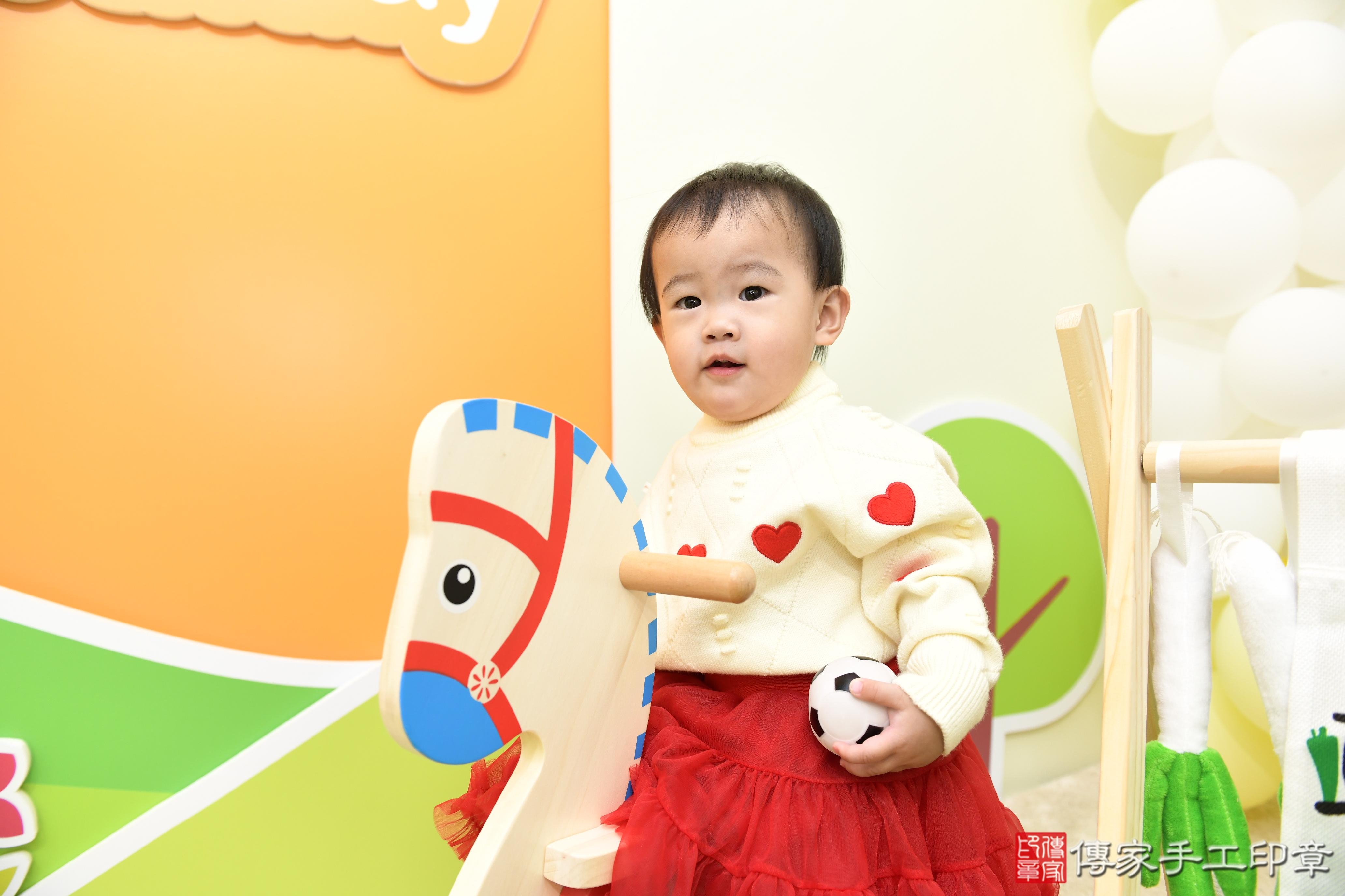 傳家手工印章台南店、抓周、度脺、美式風會場、傳家嬰兒古禮、吉祥話、抓周道具物品24種、拍照。抓周證書。寶寶抓周、滿周歲、生日快樂、祝福