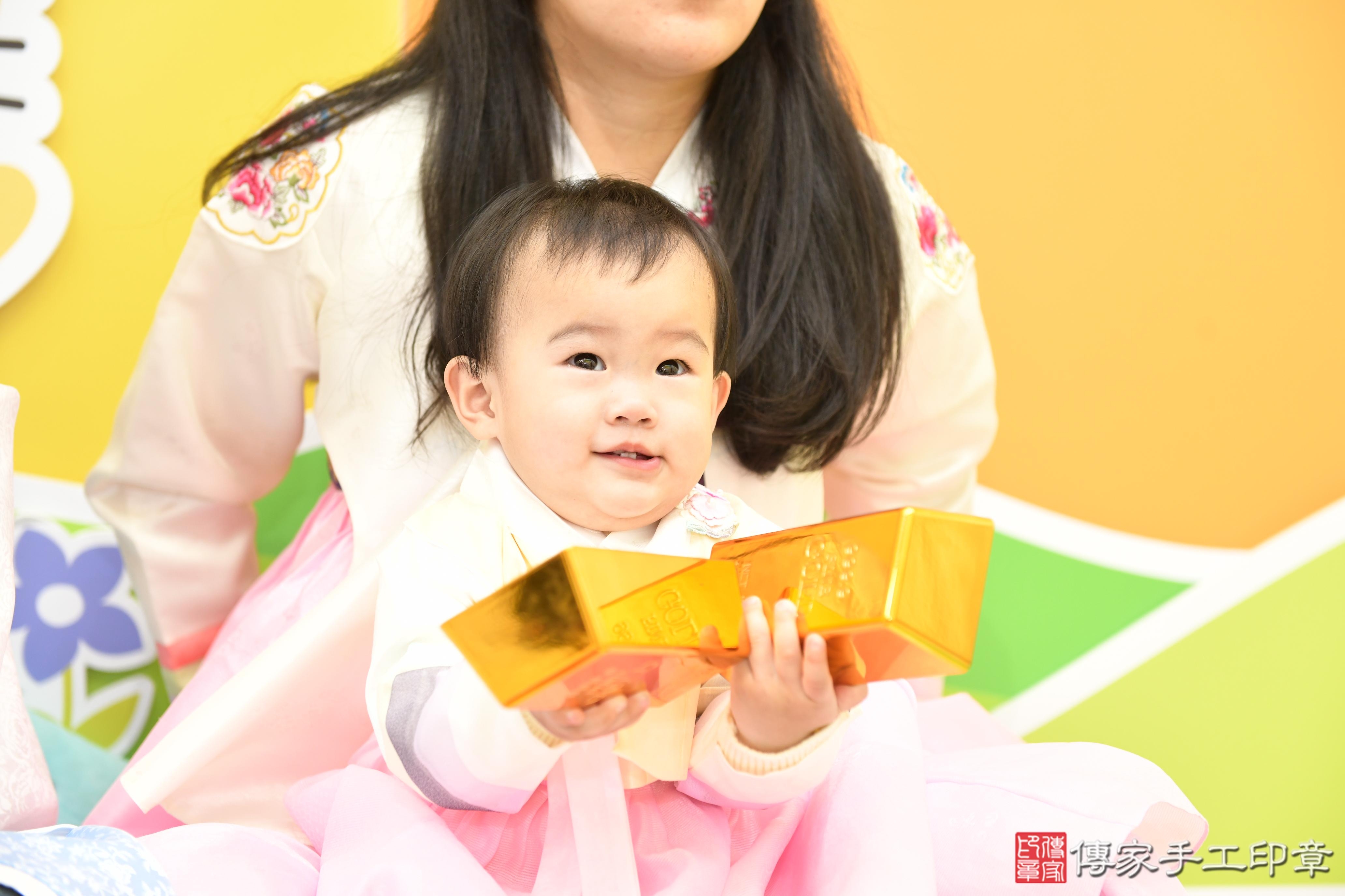 傳家手工印章台南店、抓周、度脺、美式風會場、傳家嬰兒古禮、吉祥話、抓周道具物品24種、拍照。抓周證書。寶寶抓周、滿周歲、生日快樂、祝福