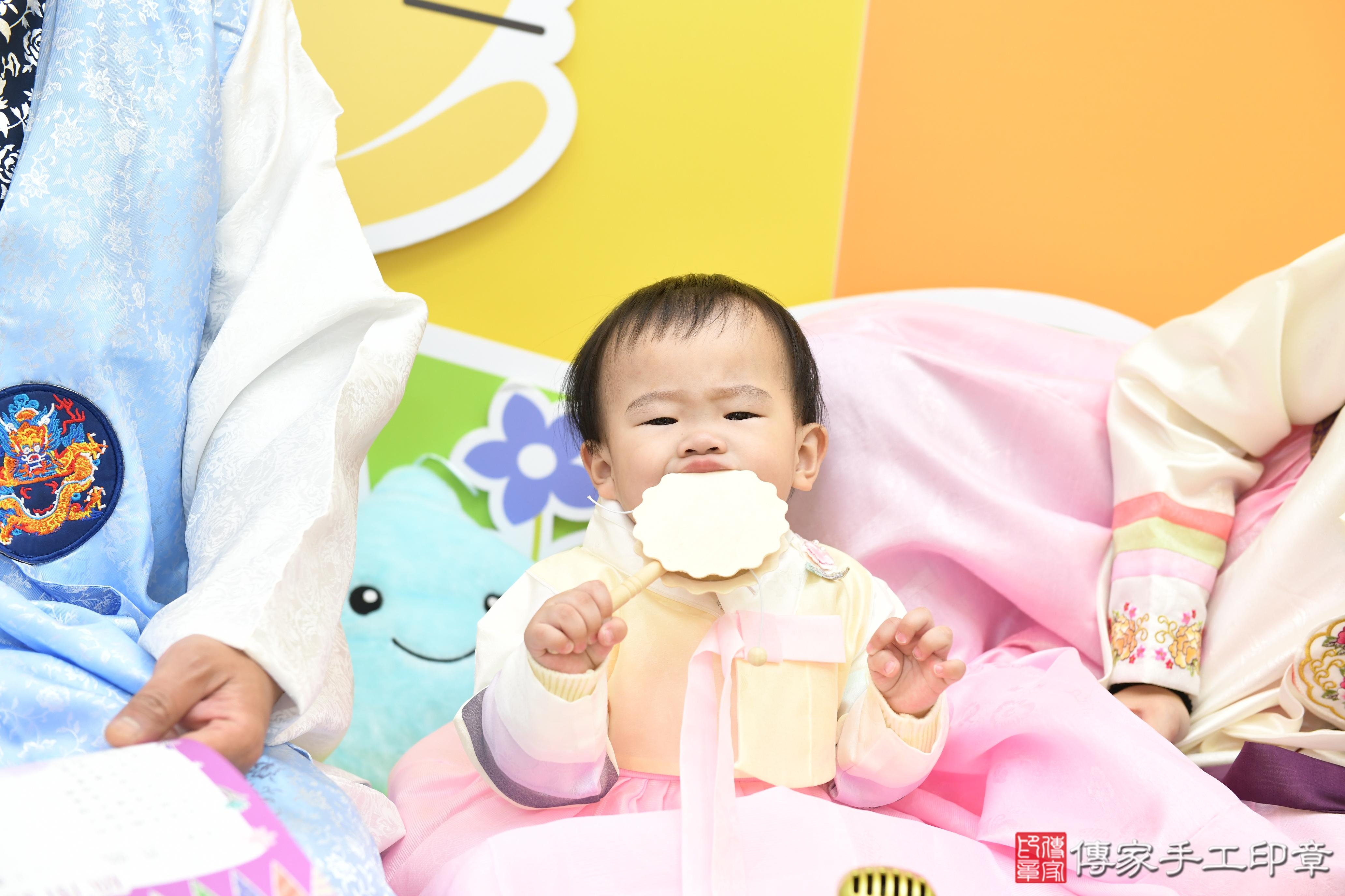 傳家手工印章台南店、抓周、度脺、美式風會場、傳家嬰兒古禮、吉祥話、抓周道具物品24種、拍照。抓周證書。寶寶抓周、滿周歲、生日快樂、祝福