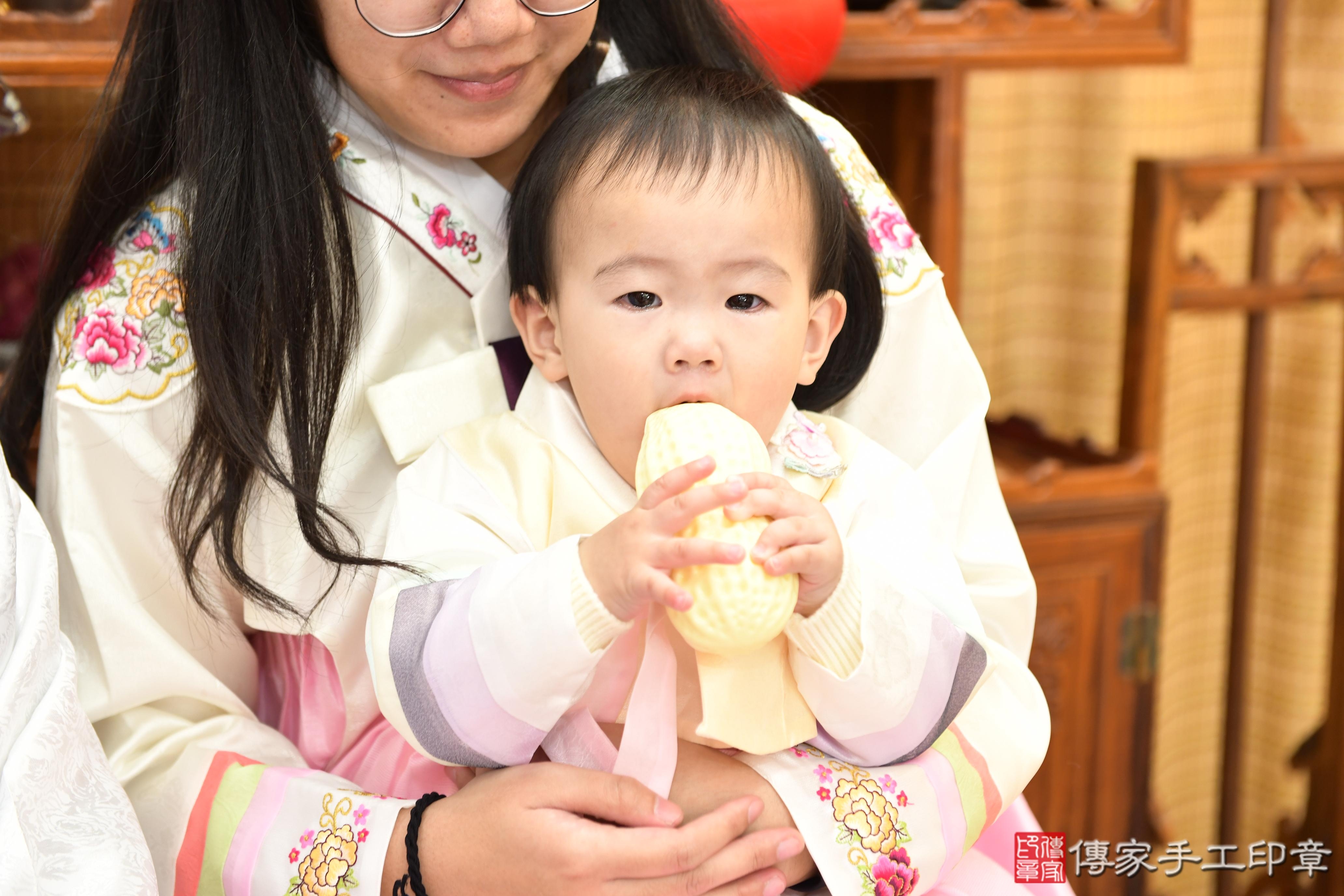 傳家手工印章台南店、抓周、度脺、美式風會場、傳家嬰兒古禮、吉祥話、抓周道具物品24種、拍照。抓周證書。寶寶抓周、滿周歲、生日快樂、祝福