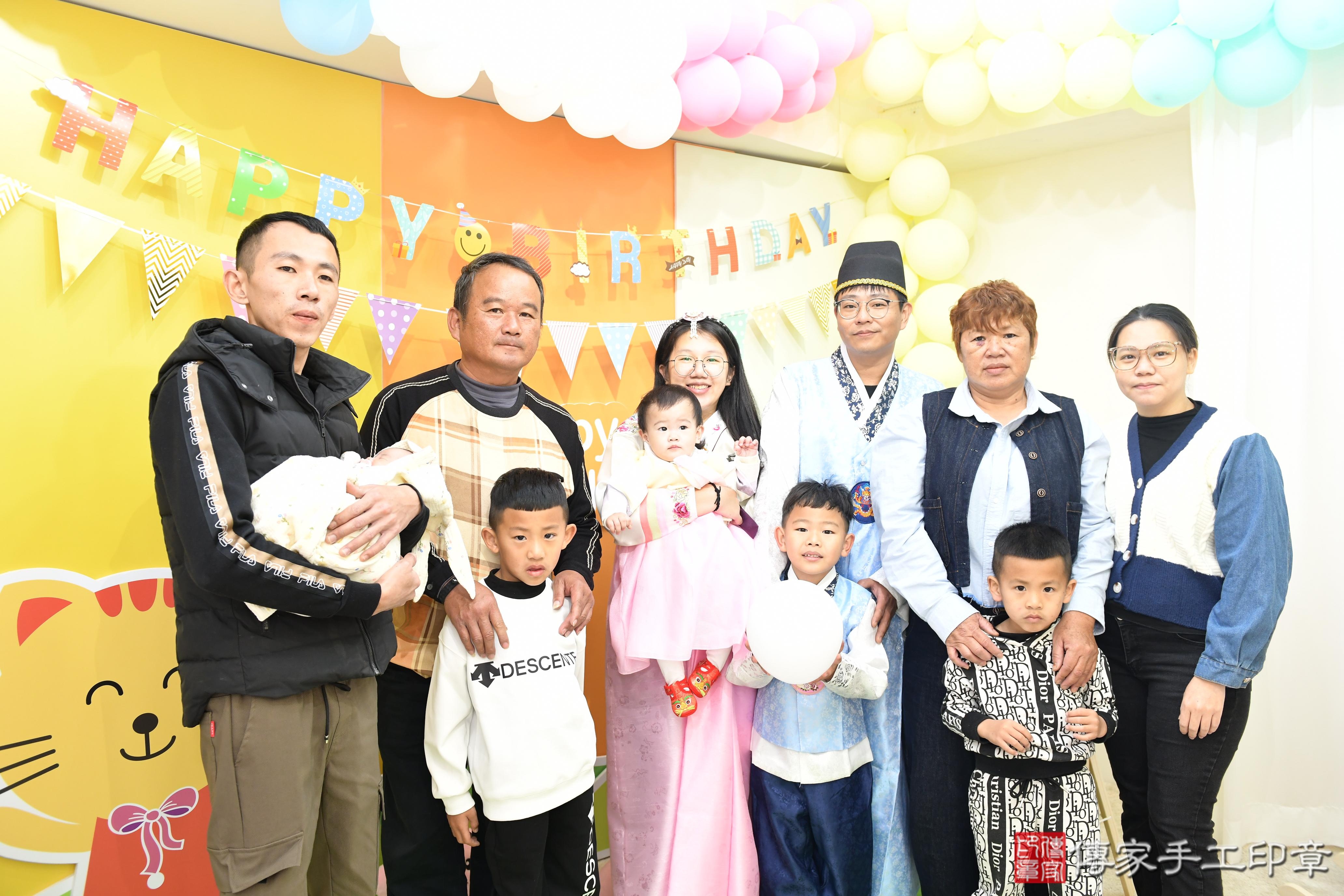 傳家手工印章台南店、抓周、度脺、美式風會場、傳家嬰兒古禮、吉祥話、抓周道具物品24種、拍照。抓周證書。寶寶抓周、滿周歲、生日快樂、祝福