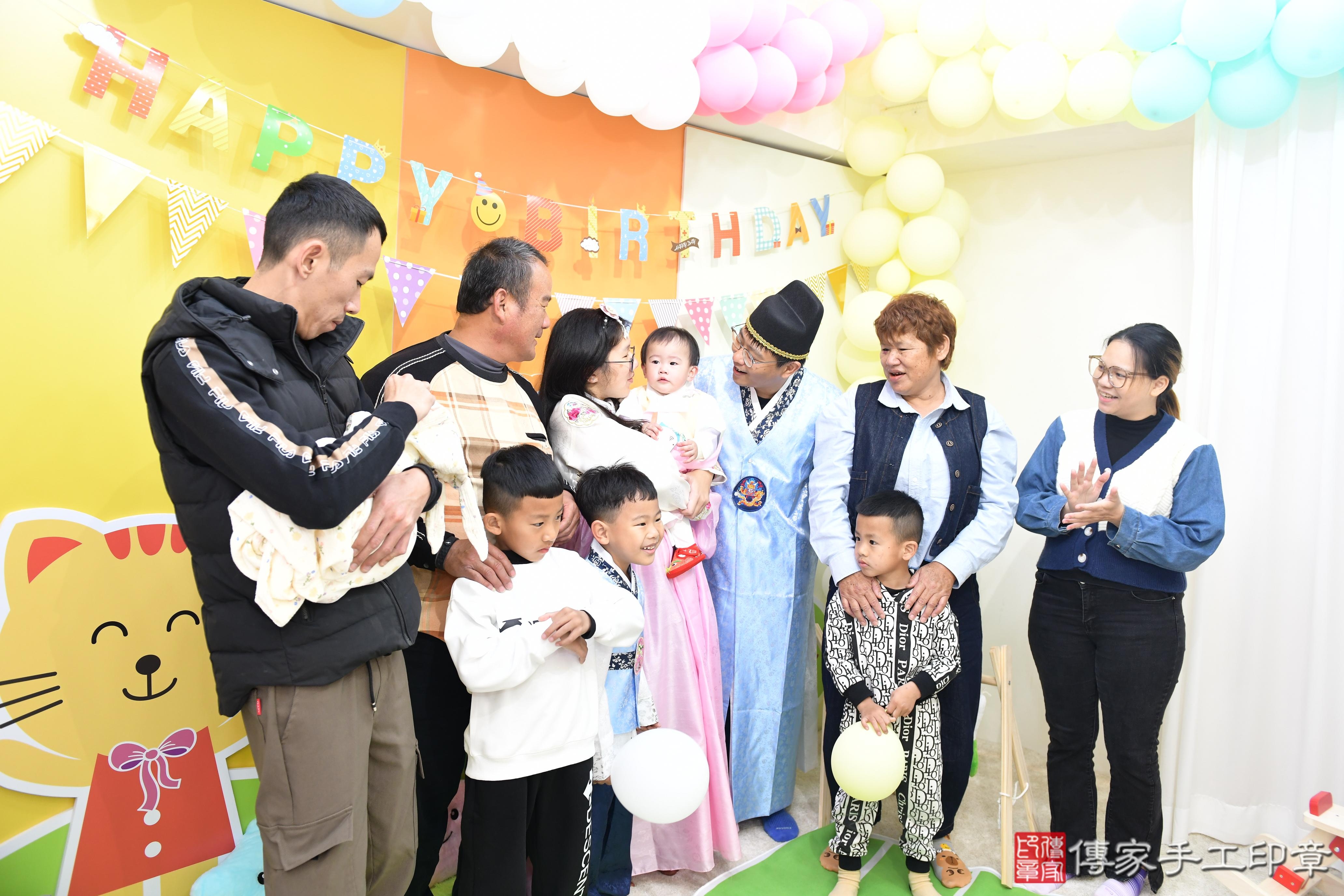 傳家手工印章台南店、抓周、度脺、美式風會場、傳家嬰兒古禮、吉祥話、抓周道具物品24種、拍照。抓周證書。寶寶抓周、滿周歲、生日快樂、祝福