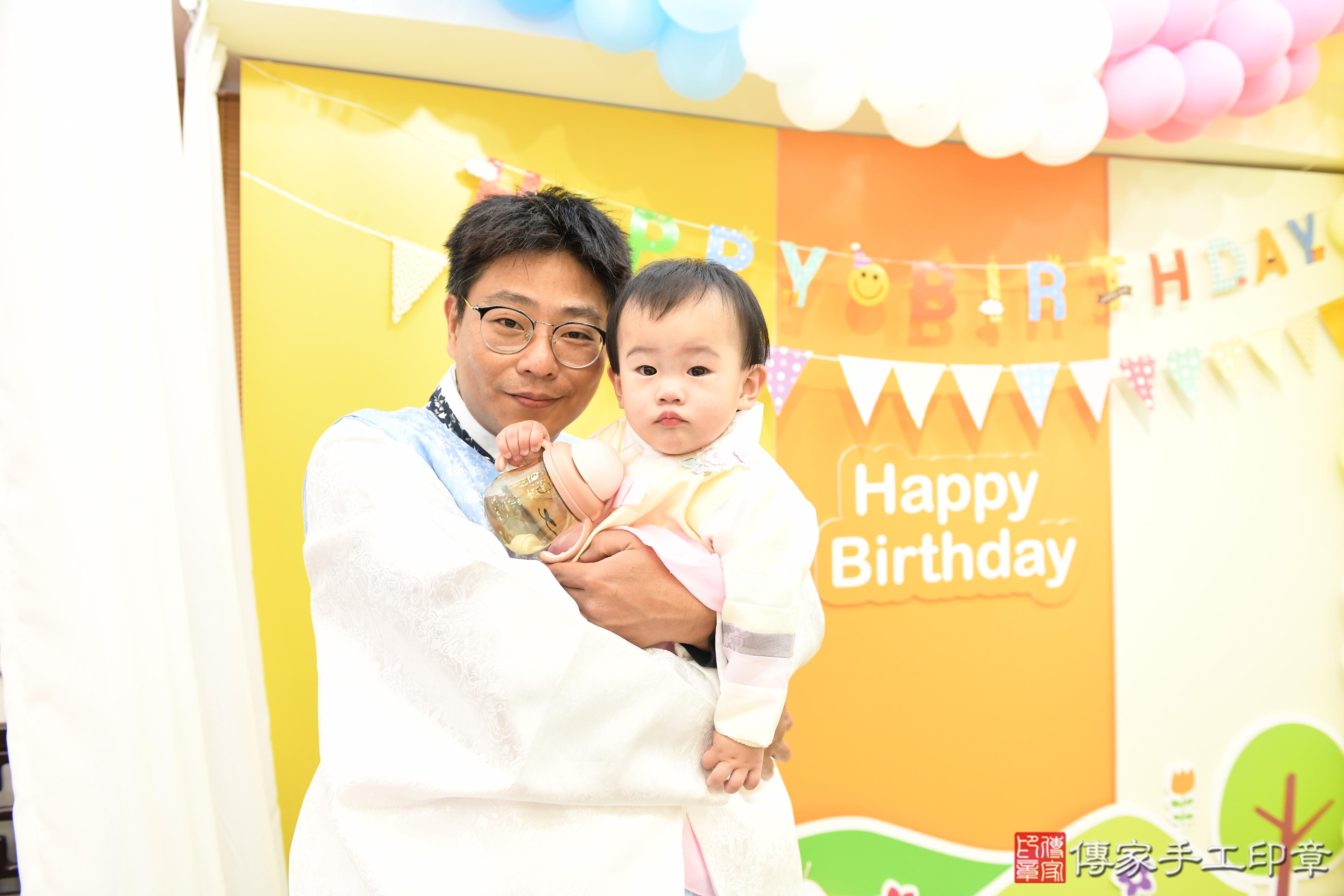 傳家手工印章台南店、抓周、度脺、美式風會場、傳家嬰兒古禮、吉祥話、抓周道具物品24種、拍照。抓周證書。寶寶抓周、滿周歲、生日快樂、祝福