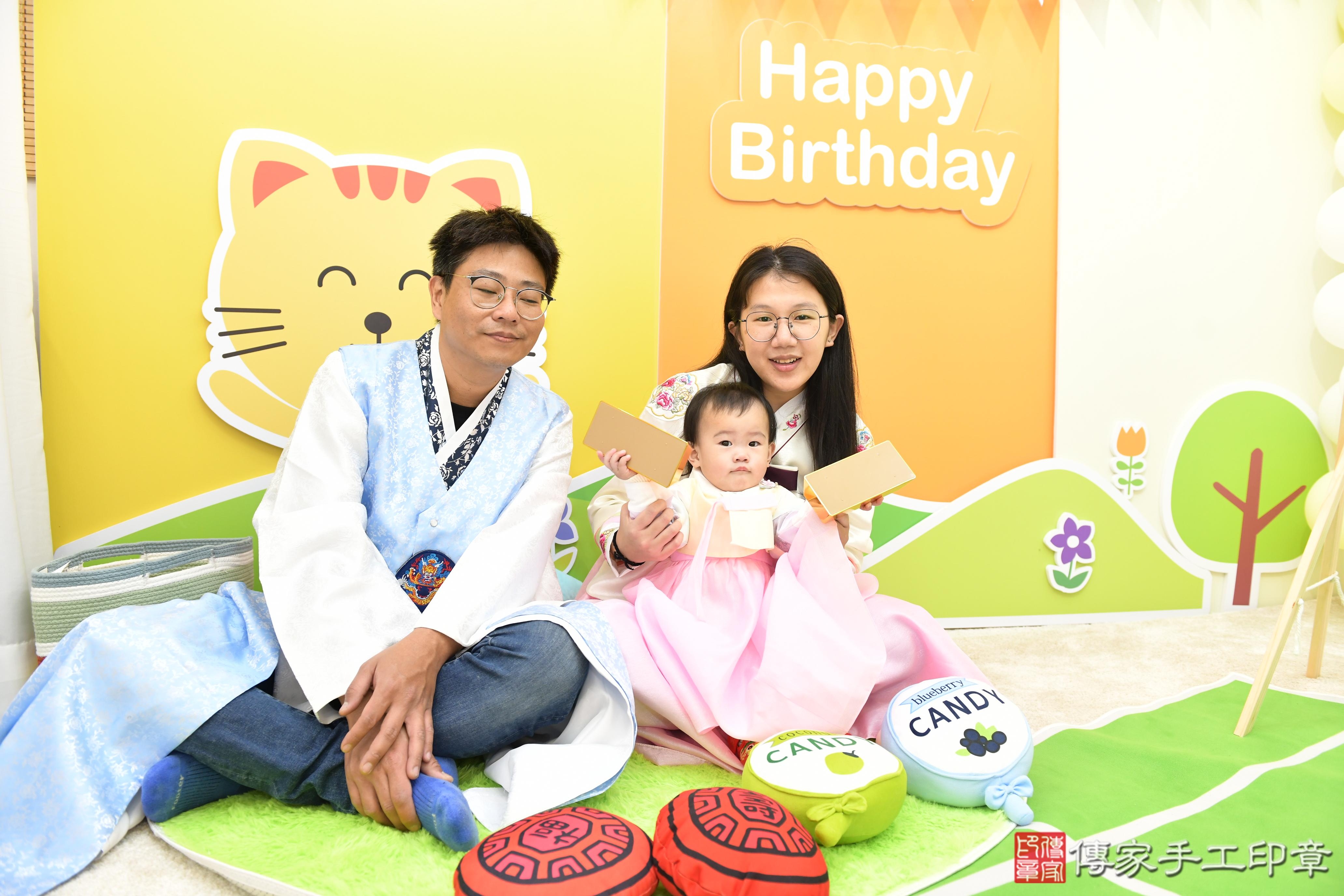 傳家手工印章台南店、抓周、度脺、美式風會場、傳家嬰兒古禮、吉祥話、抓周道具物品24種、拍照。抓周證書。寶寶抓周、滿周歲、生日快樂、祝福