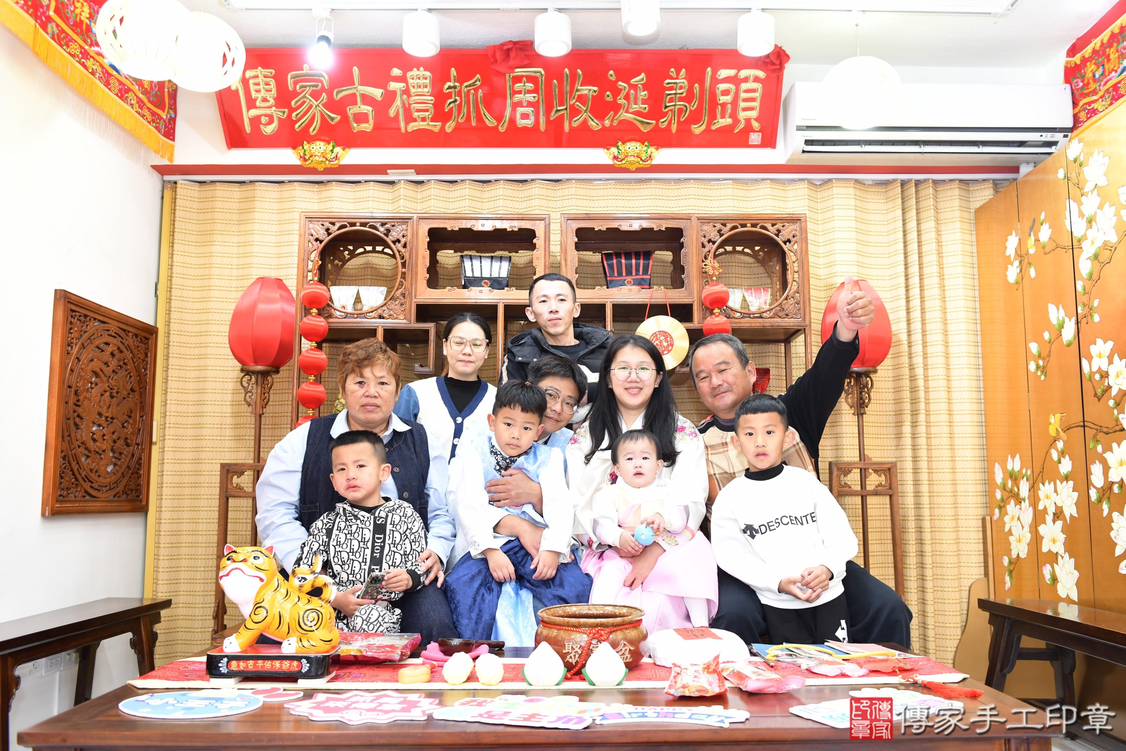 傳家手工印章台南店、抓周、度脺、美式風會場、傳家嬰兒古禮、吉祥話、抓周道具物品24種、拍照。抓周證書。寶寶抓周、滿周歲、生日快樂、祝福