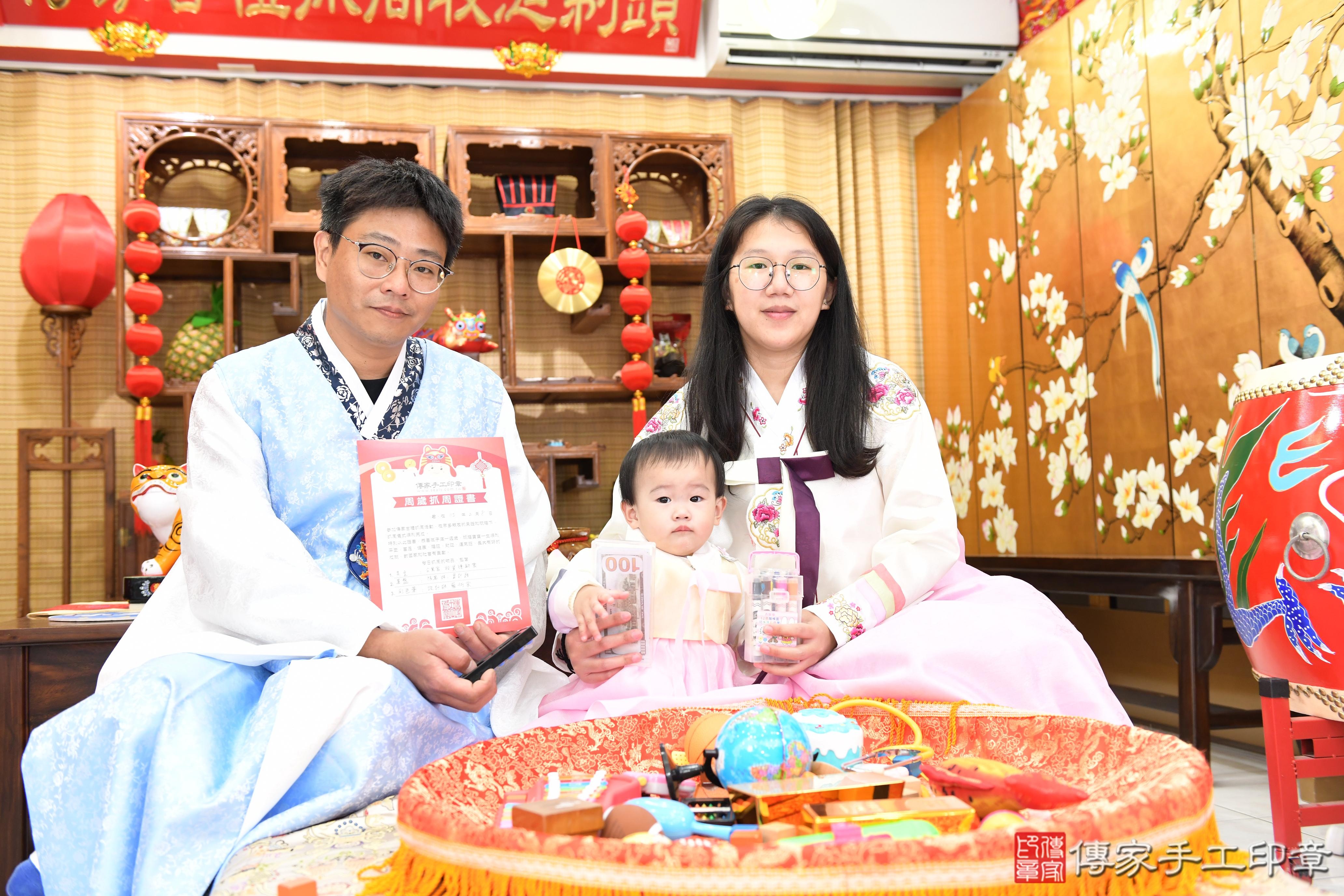 傳家手工印章台南店、抓周、度脺、美式風會場、傳家嬰兒古禮、吉祥話、抓周道具物品24種、拍照。抓周證書。寶寶抓周、滿周歲、生日快樂、祝福