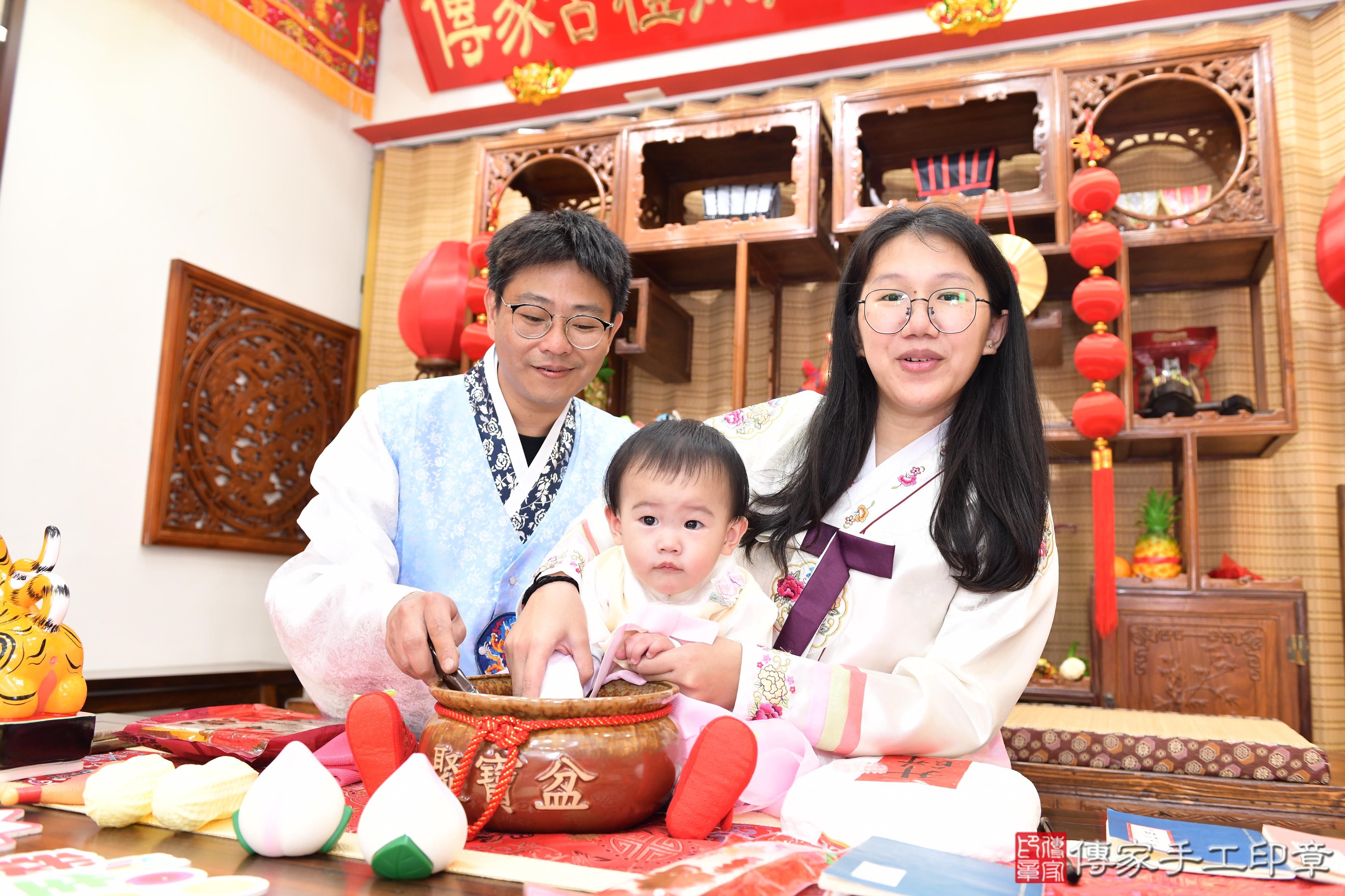 傳家手工印章台南店、抓周、度脺、美式風會場、傳家嬰兒古禮、吉祥話、抓周道具物品24種、拍照。抓周證書。寶寶抓周、滿周歲、生日快樂、祝福