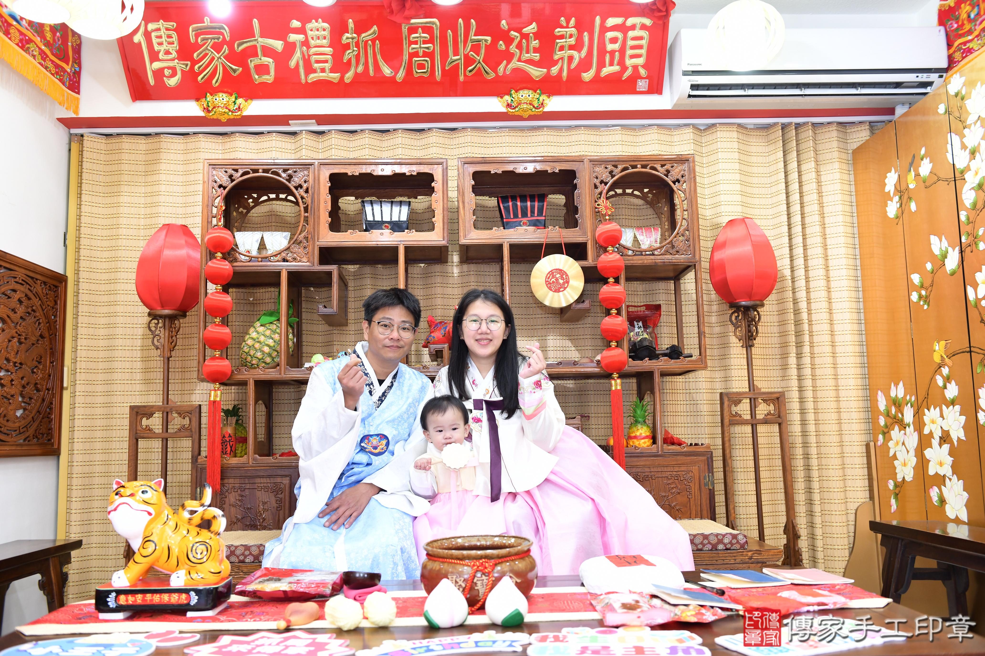 傳家手工印章台南店、抓周、度脺、美式風會場、傳家嬰兒古禮、吉祥話、抓周道具物品24種、拍照。抓周證書。寶寶抓周、滿周歲、生日快樂、祝福