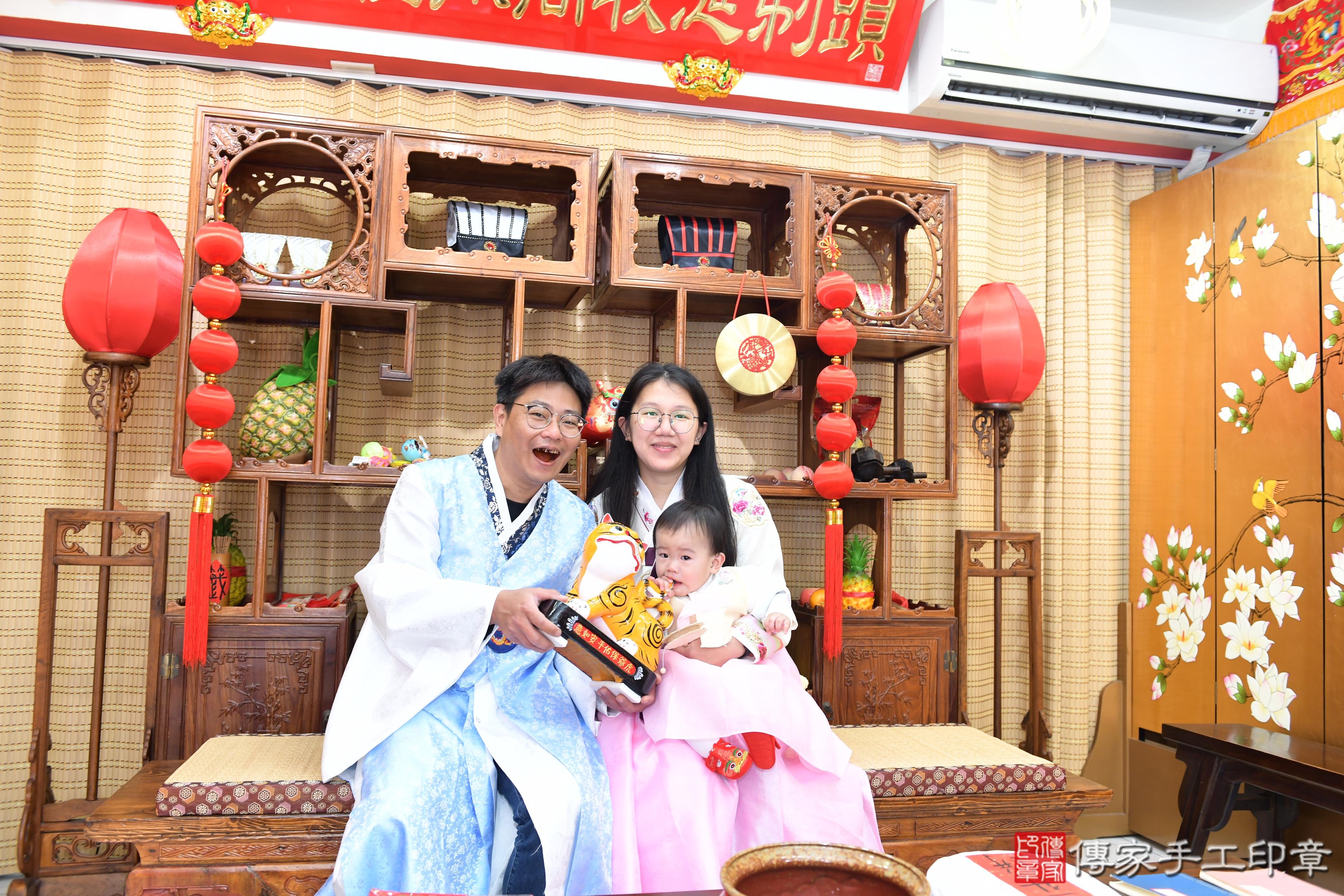 傳家手工印章台南店、抓周、度脺、美式風會場、傳家嬰兒古禮、吉祥話、抓周道具物品24種、拍照。抓周證書。寶寶抓周、滿周歲、生日快樂、祝福