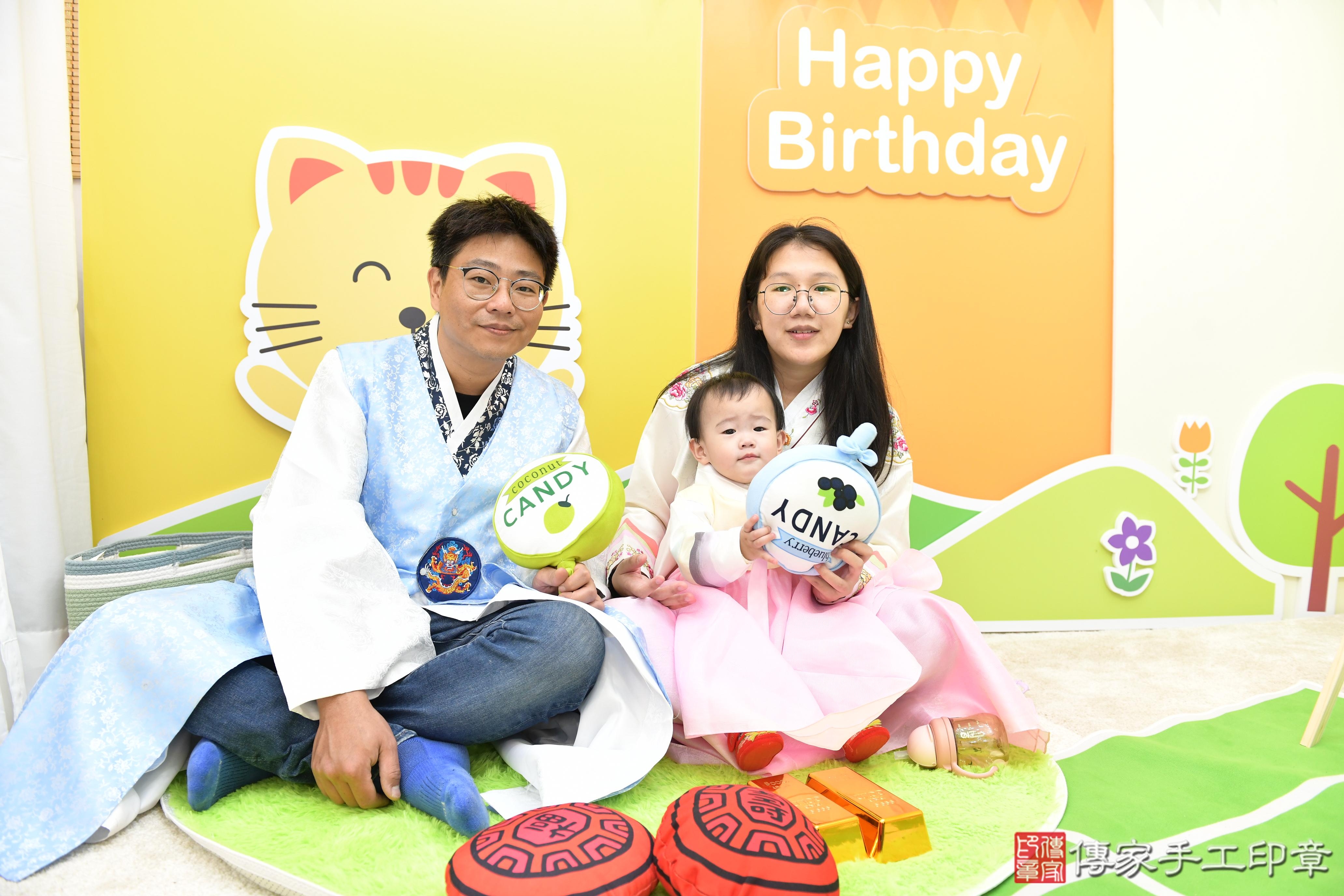傳家手工印章台南店、抓周、度脺、美式風會場、傳家嬰兒古禮、吉祥話、抓周道具物品24種、拍照。抓周證書。寶寶抓周、滿周歲、生日快樂、祝福