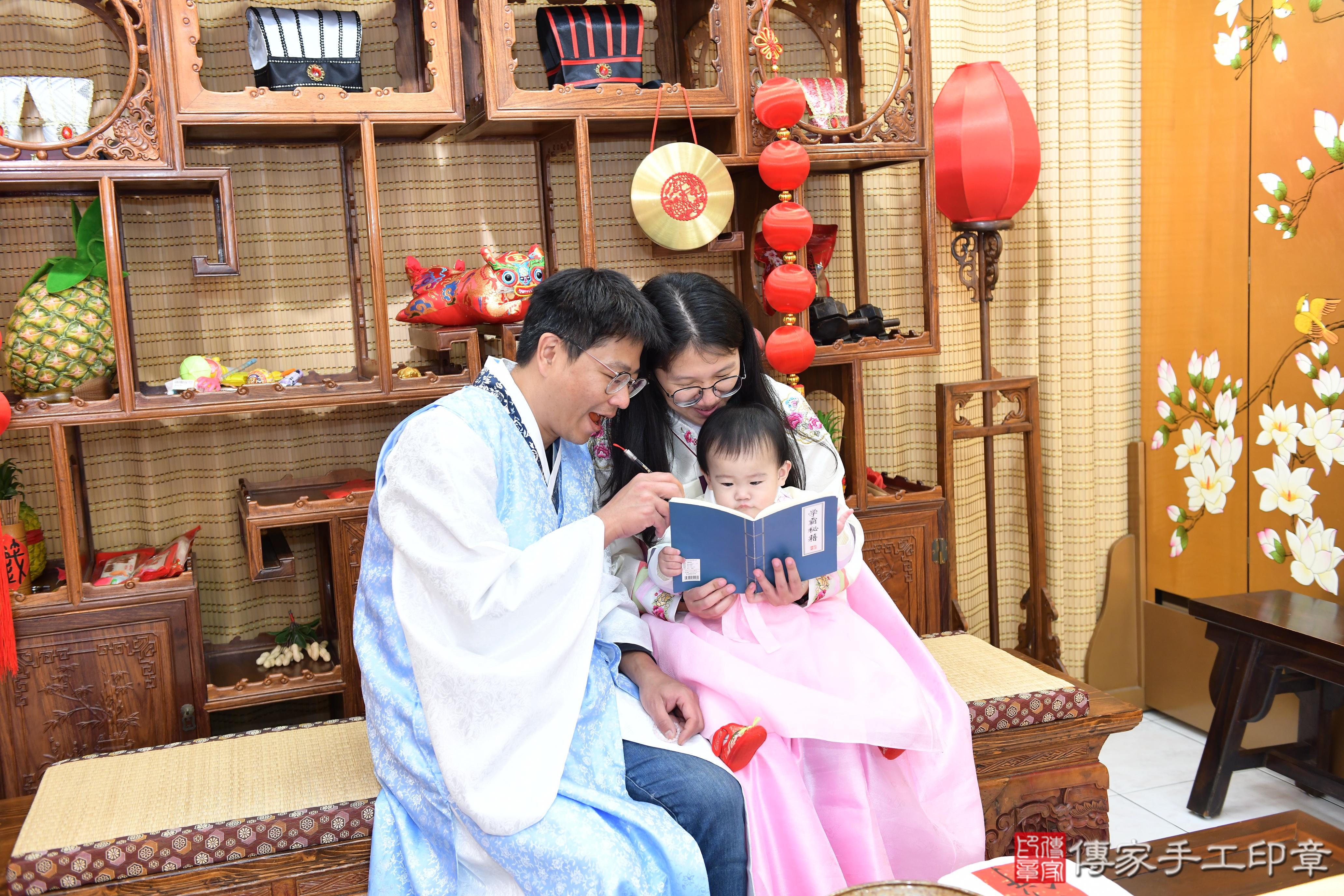 傳家手工印章台南店、抓周、度脺、美式風會場、傳家嬰兒古禮、吉祥話、抓周道具物品24種、拍照。抓周證書。寶寶抓周、滿周歲、生日快樂、祝福