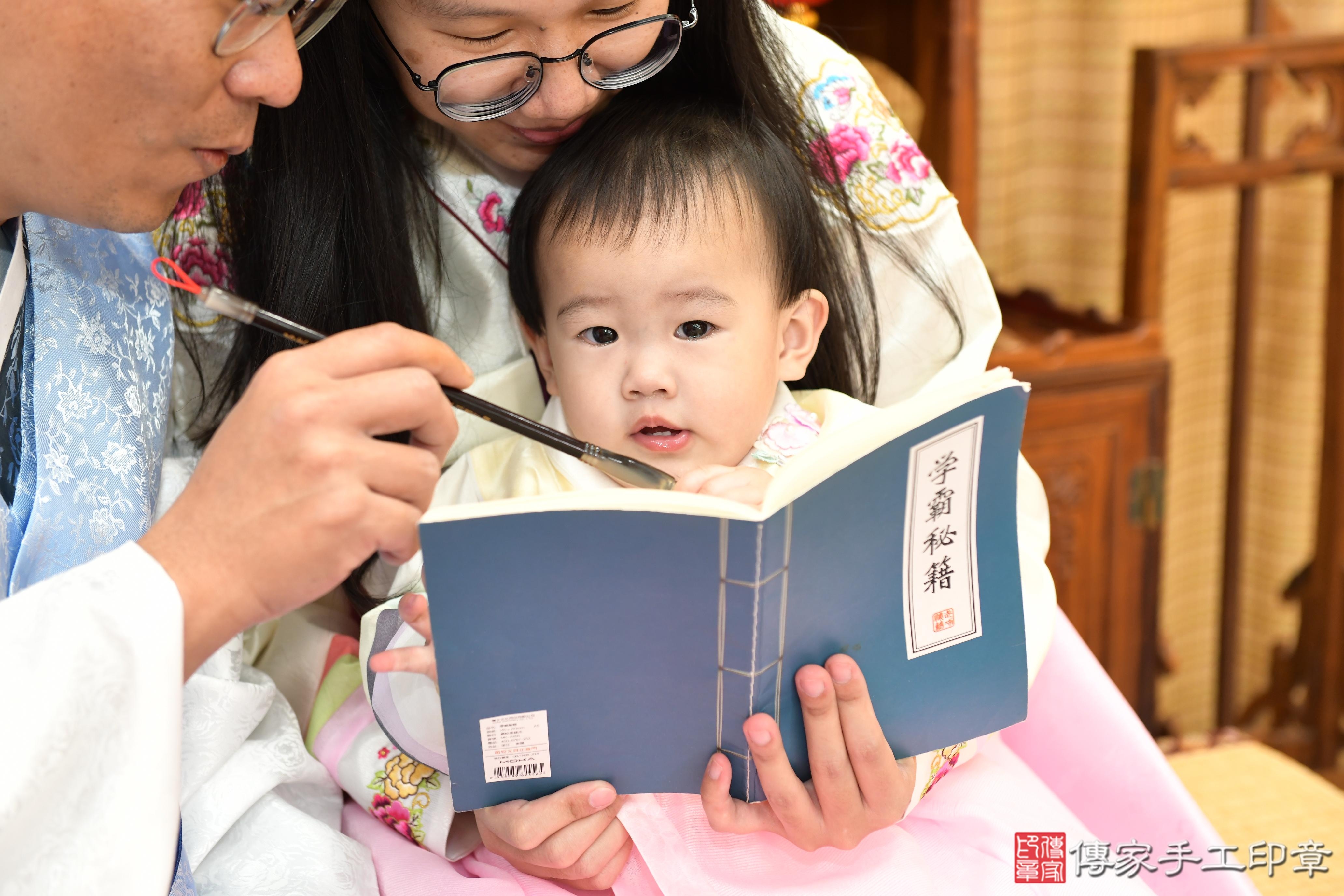 傳家手工印章台南店、抓周、度脺、美式風會場、傳家嬰兒古禮、吉祥話、抓周道具物品24種、拍照。抓周證書。寶寶抓周、滿周歲、生日快樂、祝福
