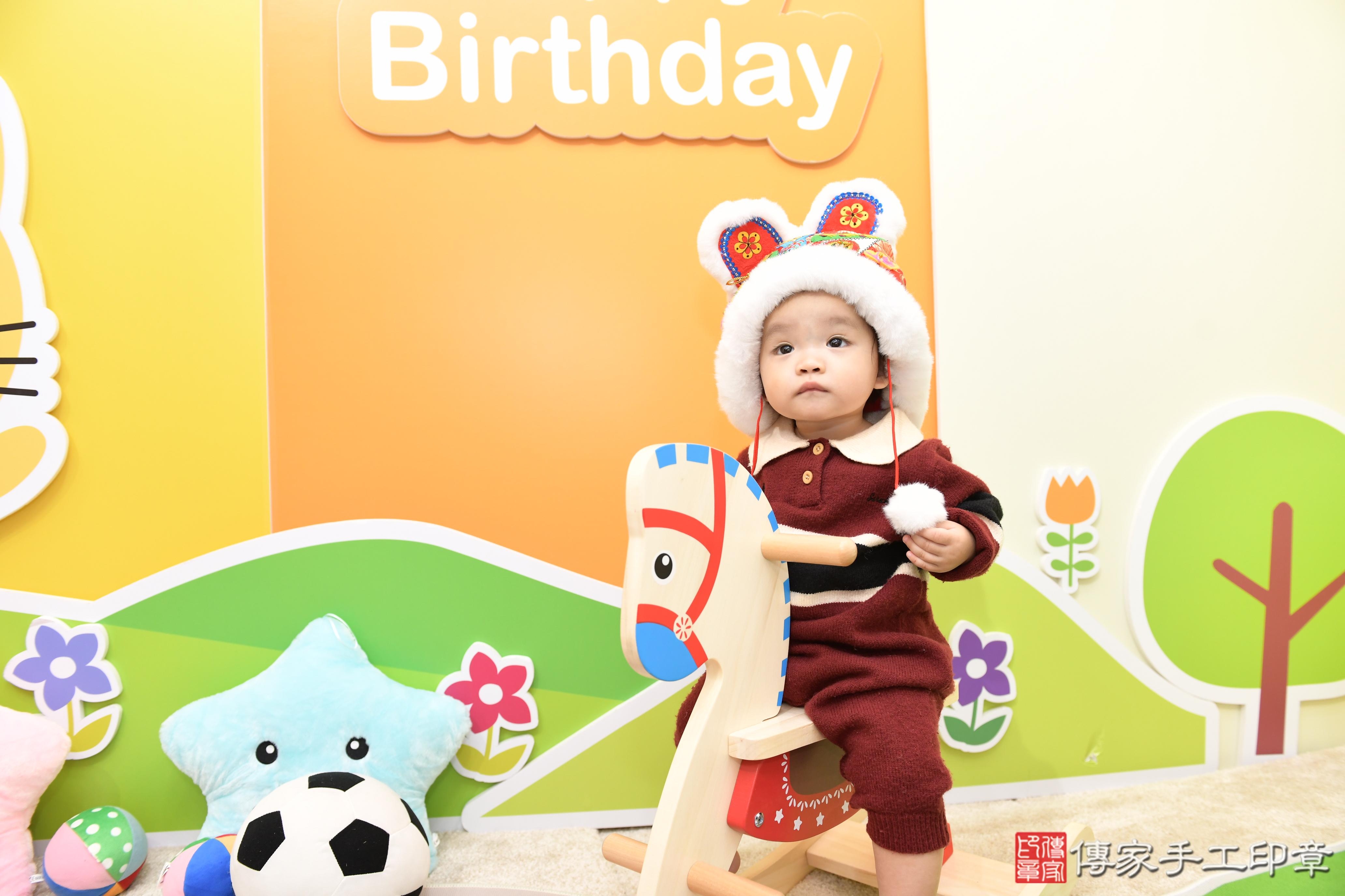 傳家手工印章台南店、抓周、度脺、美式風會場、傳家嬰兒古禮、吉祥話、抓周道具物品24種、拍照。抓周證書。寶寶抓周、滿周歲、生日快樂、祝福