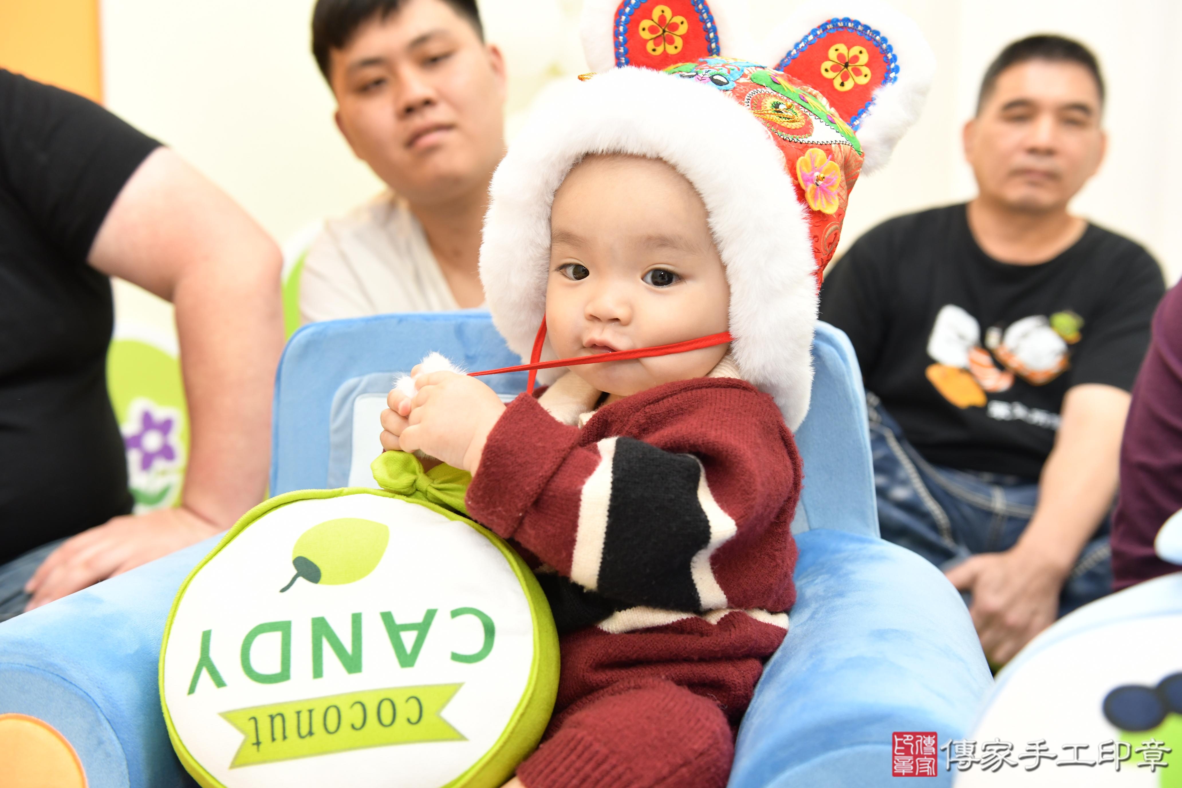 傳家手工印章台南店、抓周、度脺、美式風會場、傳家嬰兒古禮、吉祥話、抓周道具物品24種、拍照。抓周證書。寶寶抓周、滿周歲、生日快樂、祝福